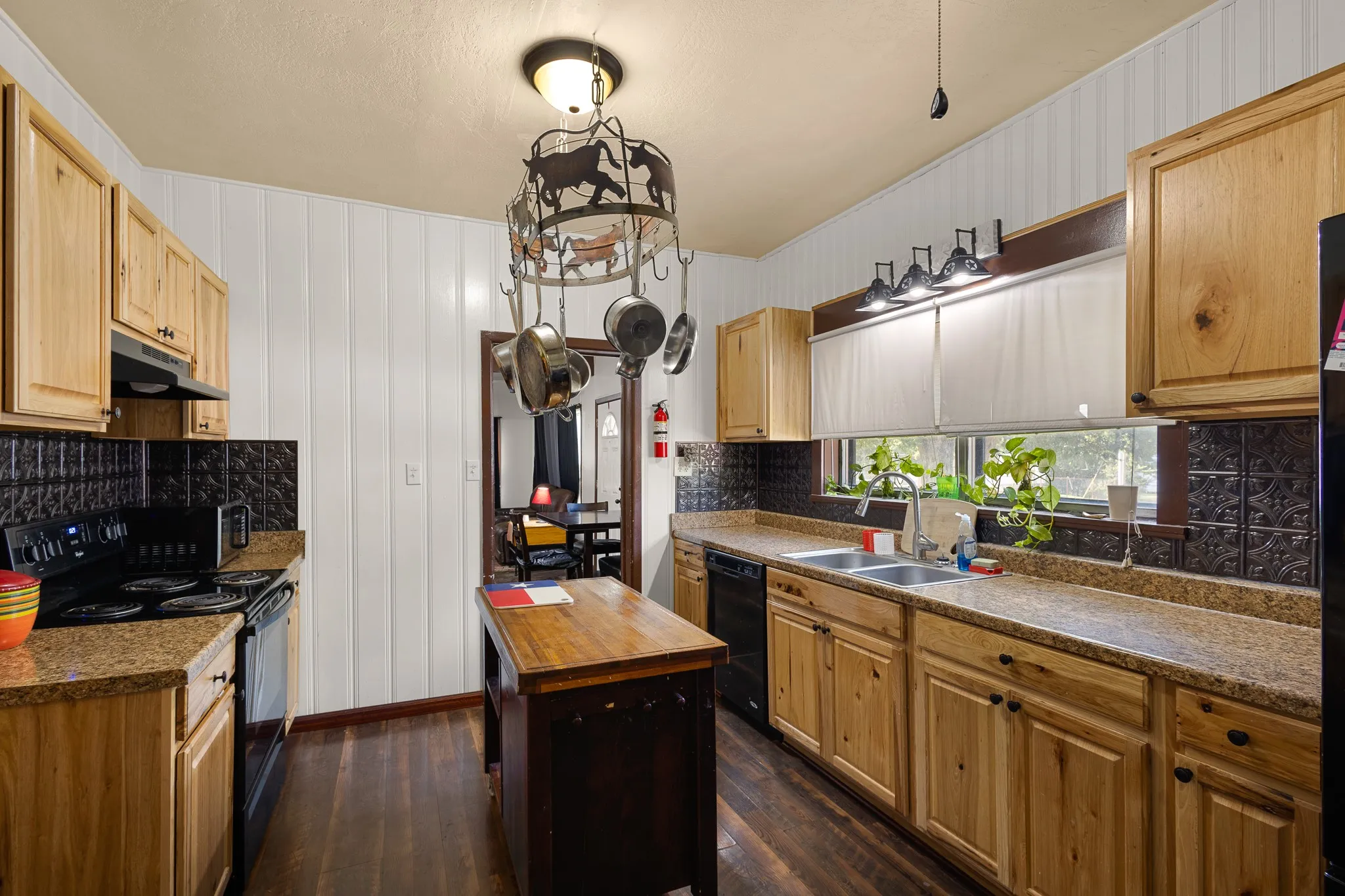 Single Family Residence For Sale in Montague County , 301 W Nelson Street, Bowie, Texas 76230, 3 Bedroom, 2 Bathroom, 2 Garage spaces, 2,070 Sqft, built in 1940, Price $199,900, mls#21360829, Real Estate Agent in Bowie, Homes For Sale in Montague county, Homes For Sale in Bowie, Realtor in Bowie Texas, Real Estate Brokerage Independent Realty Texas, Luminita Cordes Realtor
