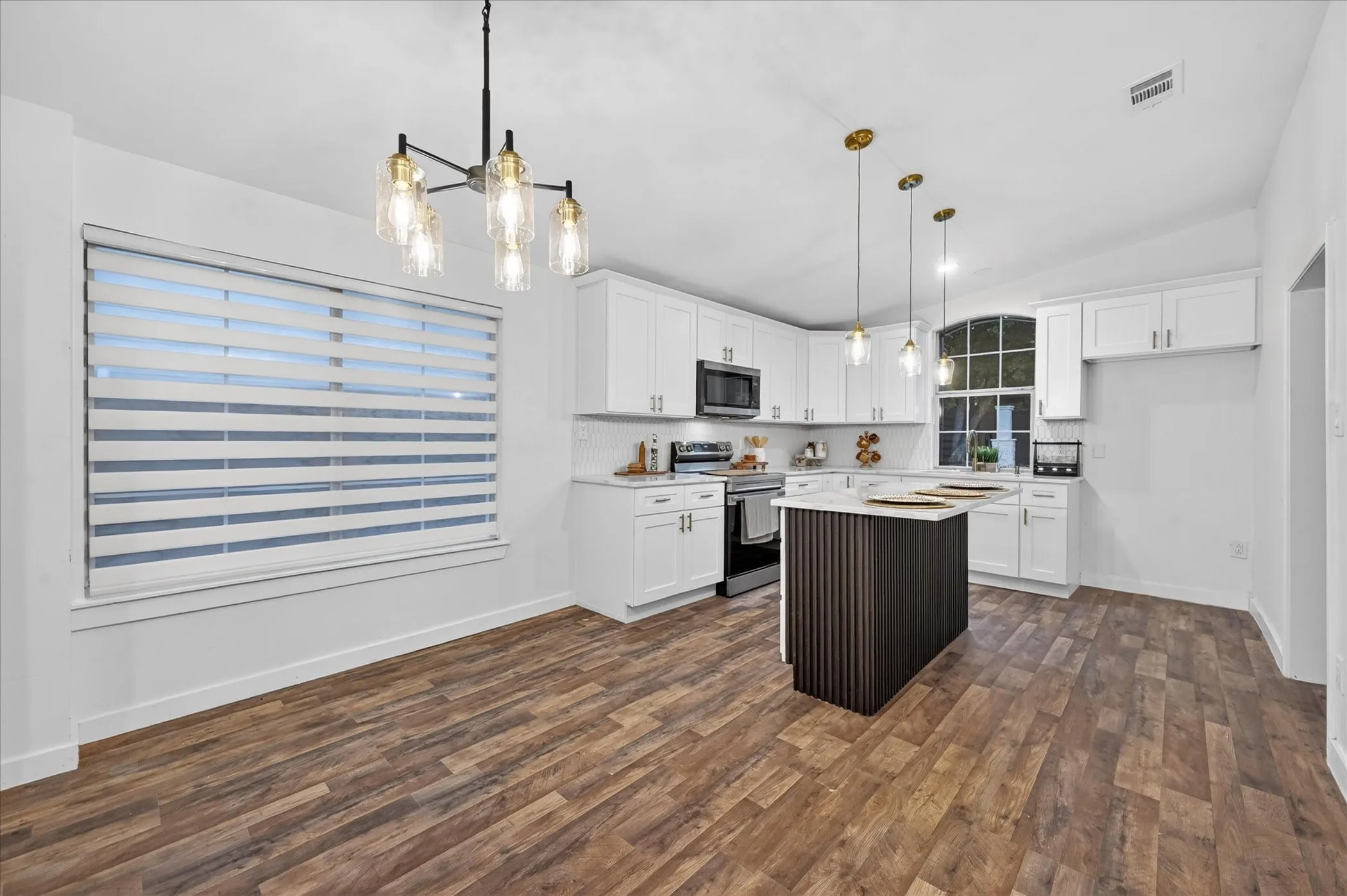 Single Family Residence For Sale in Dallas County , 538 Pemberton Hill Road, Dallas, Texas 75217, 4 Bedroom, 2 Bathroom, Garage spaces, 2,100 Sqft, built in 1958, mls#21360837, Real Estate Agent in Dallas, Homes For Sale in Dallas county, Homes For Sale in Dallas, Realtor in Dallas Texas, Real Estate Brokerage Independent Realty Texas, Luminita Cordes Realtor