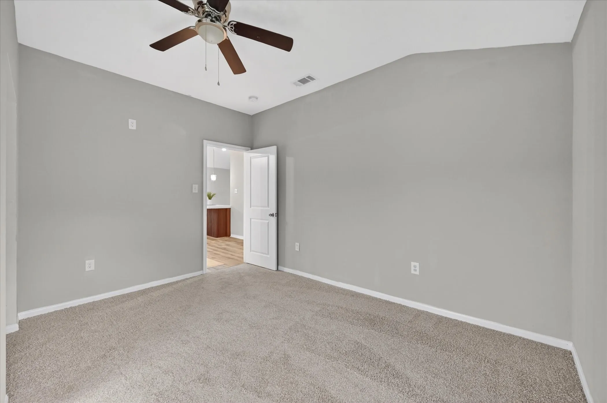 Single Family Residence For Sale in Dallas County , 538 Pemberton Hill Road, Dallas, Texas 75217, 4 Bedroom, 2 Bathroom, Garage spaces, 2,100 Sqft, built in 1958, mls#21360837, Real Estate Agent in Dallas, Homes For Sale in Dallas county, Homes For Sale in Dallas, Realtor in Dallas Texas, Real Estate Brokerage Independent Realty Texas, Luminita Cordes Realtor
