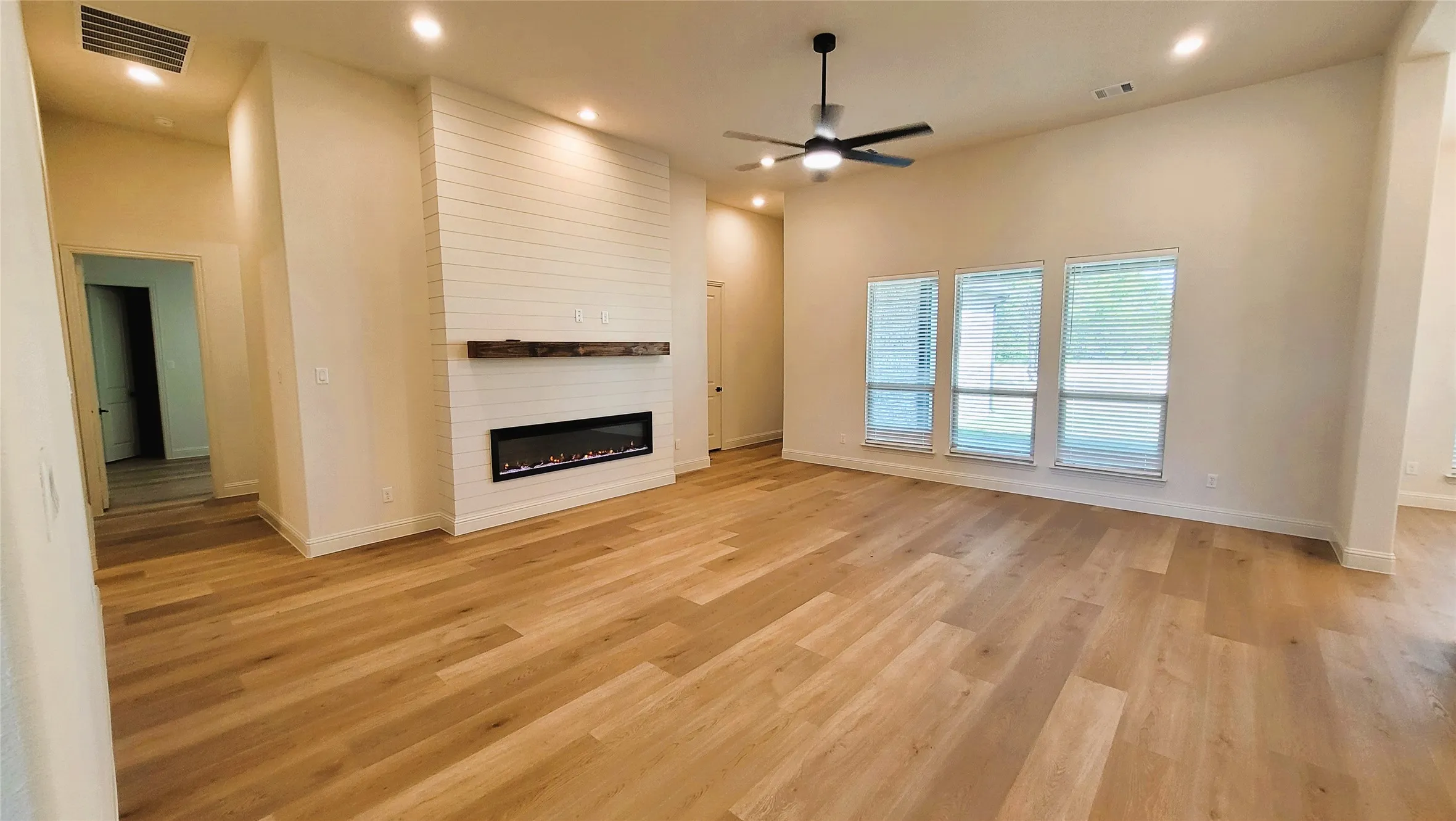 Single Family Residence For Sale in Ellis County , 6841 Southrock Drive, Midlothian, Texas 76065, 4 Bedroom, 3 Bathroom, 3 Garage spaces, 2,624 Sqft, built in 2026, mls#21360839, Real Estate Agent in Midlothian, Homes For Sale in Ellis county, Homes For Sale in Midlothian, Realtor in Midlothian Texas, Real Estate Brokerage Independent Realty Texas, Luminita Cordes Realtor