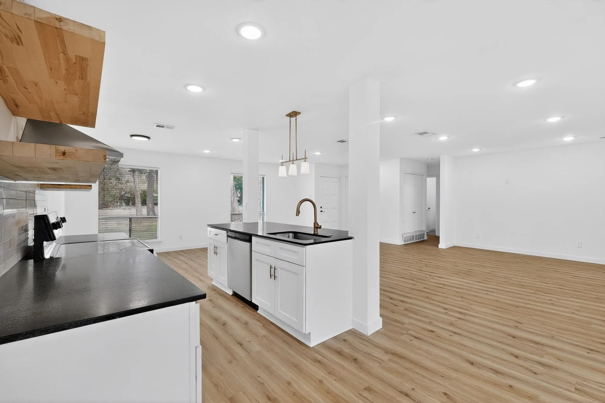 Single Family Residence For Rent in Dallas County , 400 Casa Bello Court, Irving, Texas 75062, 3 Bedroom, 2 Bathroom, 2 Garage spaces, 1,862 Sqft, built in 1966, mls#21360835, Real Estate Agent in Irving, Homes For Rent in Dallas county, Homes For Rent in Irving, Realtor in Irving Texas, Real Estate Brokerage Independent Realty Texas, Luminita Cordes Realtor