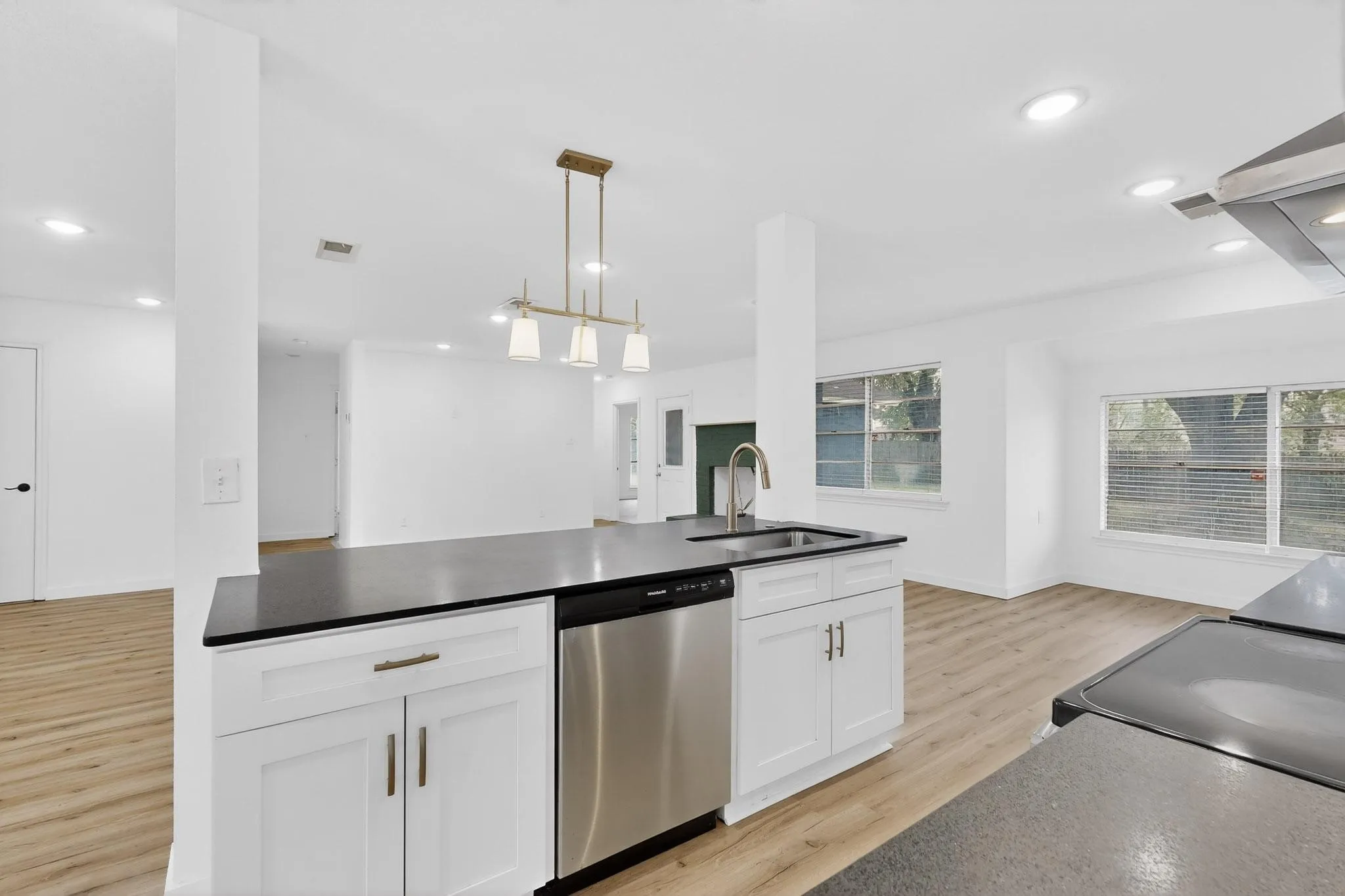 Single Family Residence For Rent in Dallas County , 400 Casa Bello Court, Irving, Texas 75062, 3 Bedroom, 2 Bathroom, 2 Garage spaces, 1,862 Sqft, built in 1966, mls#21360835, Real Estate Agent in Irving, Homes For Rent in Dallas county, Homes For Rent in Irving, Realtor in Irving Texas, Real Estate Brokerage Independent Realty Texas, Luminita Cordes Realtor