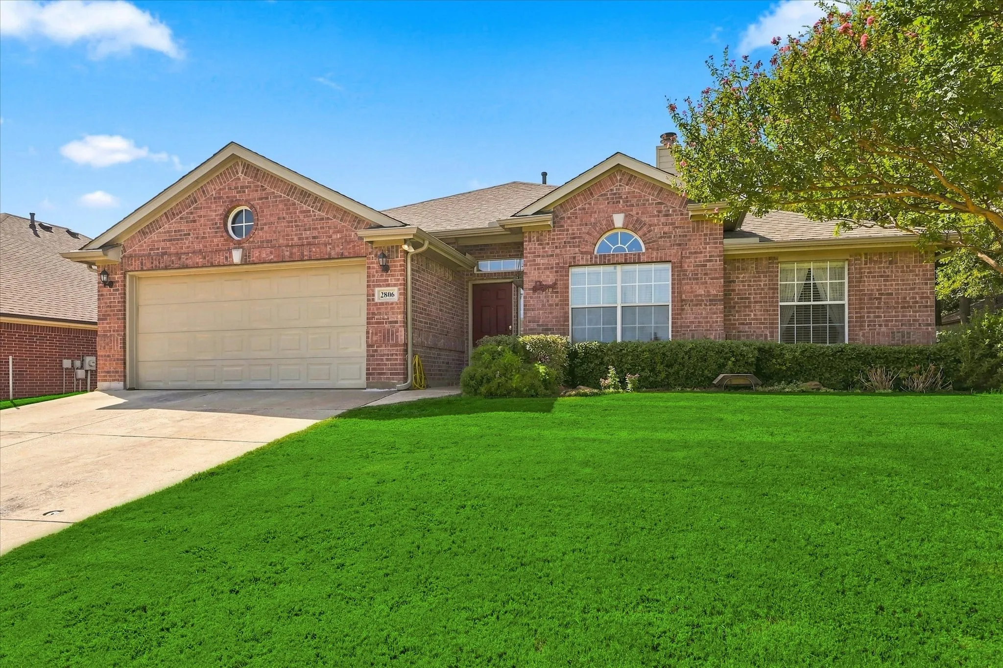 Single Family Residence For Sale in Denton County , 2806 Warwick Drive, Corinth, Texas 76210, 3 Bedroom, 2 Bathroom, 2 Garage spaces, 2,031 Sqft, built in 2001, mls#21360832, Real Estate Agent in Corinth, Homes For Sale in Denton county, Homes For Sale in Corinth, Realtor in Corinth Texas, Real Estate Brokerage Independent Realty Texas, Luminita Cordes Realtor