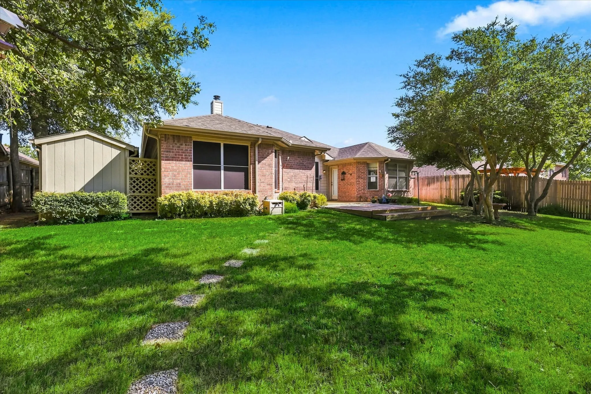 Single Family Residence For Sale in Denton County , 2806 Warwick Drive, Corinth, Texas 76210, 3 Bedroom, 2 Bathroom, 2 Garage spaces, 2,031 Sqft, built in 2001, mls#21360832, Real Estate Agent in Corinth, Homes For Sale in Denton county, Homes For Sale in Corinth, Realtor in Corinth Texas, Real Estate Brokerage Independent Realty Texas, Luminita Cordes Realtor