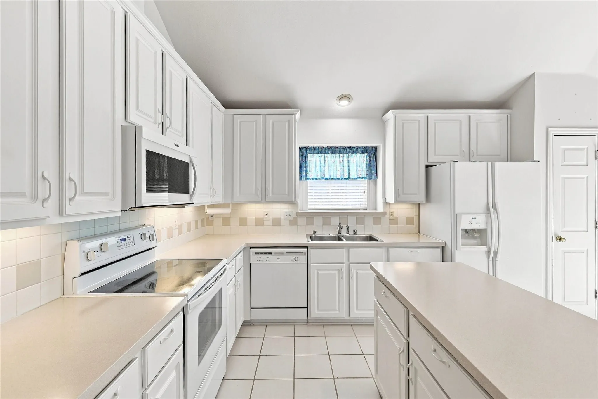 Single Family Residence For Sale in Denton County , 2806 Warwick Drive, Corinth, Texas 76210, 3 Bedroom, 2 Bathroom, 2 Garage spaces, 2,031 Sqft, built in 2001, mls#21360832, Real Estate Agent in Corinth, Homes For Sale in Denton county, Homes For Sale in Corinth, Realtor in Corinth Texas, Real Estate Brokerage Independent Realty Texas, Luminita Cordes Realtor