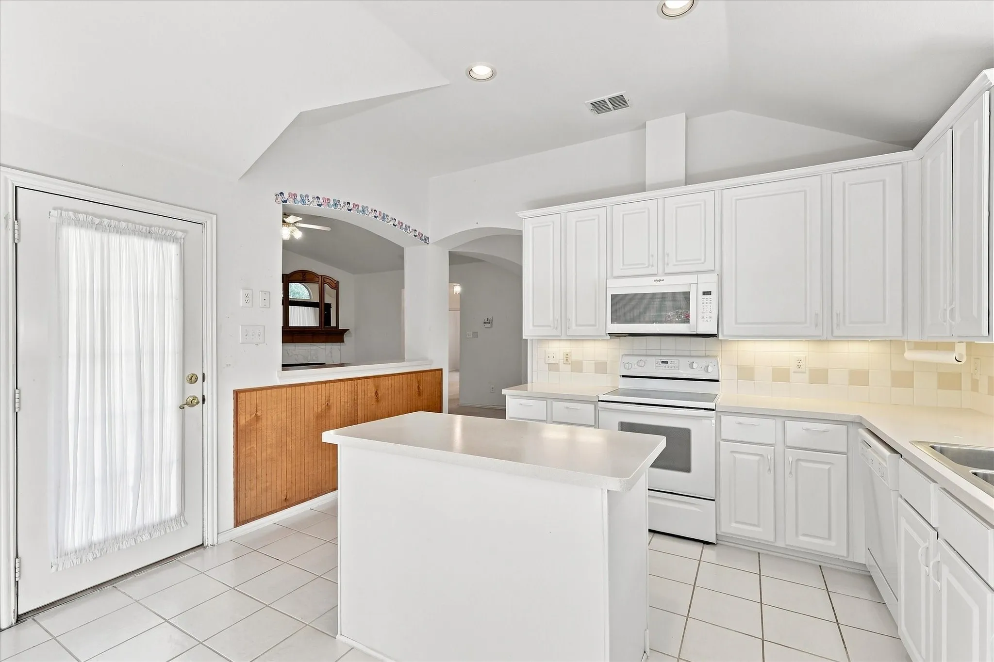 Single Family Residence For Sale in Denton County , 2806 Warwick Drive, Corinth, Texas 76210, 3 Bedroom, 2 Bathroom, 2 Garage spaces, 2,031 Sqft, built in 2001, mls#21360832, Real Estate Agent in Corinth, Homes For Sale in Denton county, Homes For Sale in Corinth, Realtor in Corinth Texas, Real Estate Brokerage Independent Realty Texas, Luminita Cordes Realtor