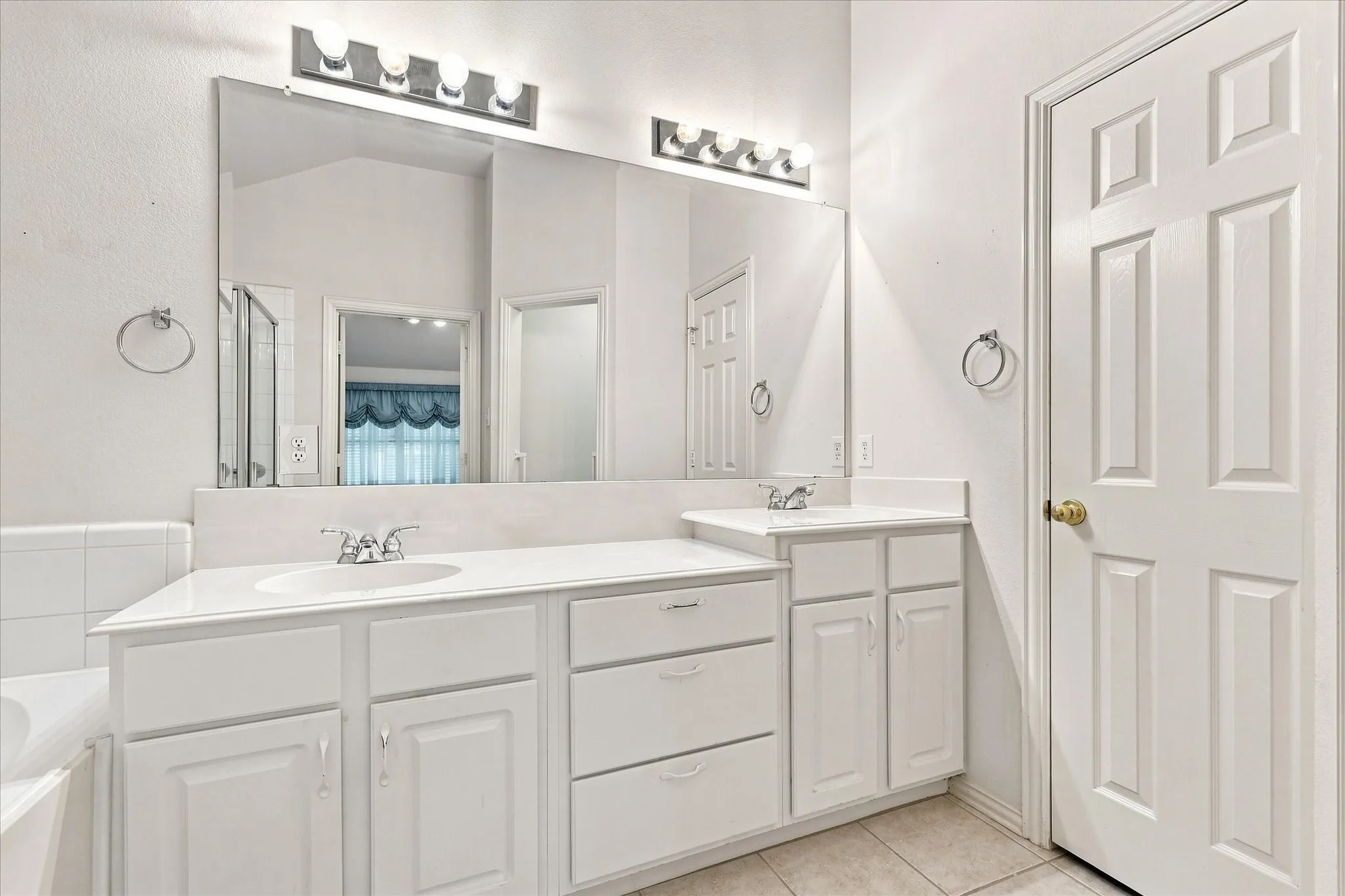 Single Family Residence For Sale in Denton County , 2806 Warwick Drive, Corinth, Texas 76210, 3 Bedroom, 2 Bathroom, 2 Garage spaces, 2,031 Sqft, built in 2001, mls#21360832, Real Estate Agent in Corinth, Homes For Sale in Denton county, Homes For Sale in Corinth, Realtor in Corinth Texas, Real Estate Brokerage Independent Realty Texas, Luminita Cordes Realtor