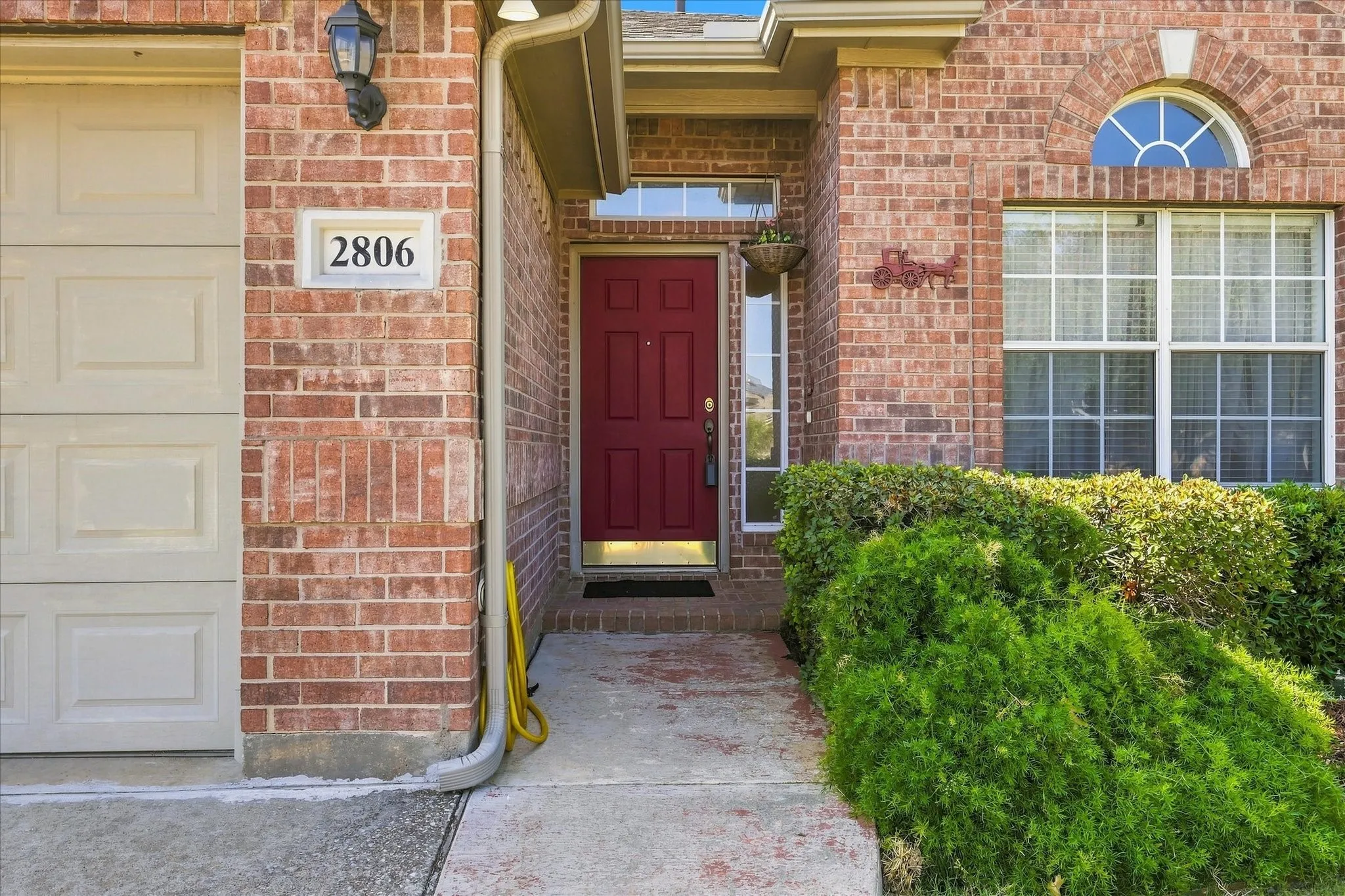 Single Family Residence For Sale in Denton County , 2806 Warwick Drive, Corinth, Texas 76210, 3 Bedroom, 2 Bathroom, 2 Garage spaces, 2,031 Sqft, built in 2001, mls#21360832, Real Estate Agent in Corinth, Homes For Sale in Denton county, Homes For Sale in Corinth, Realtor in Corinth Texas, Real Estate Brokerage Independent Realty Texas, Luminita Cordes Realtor