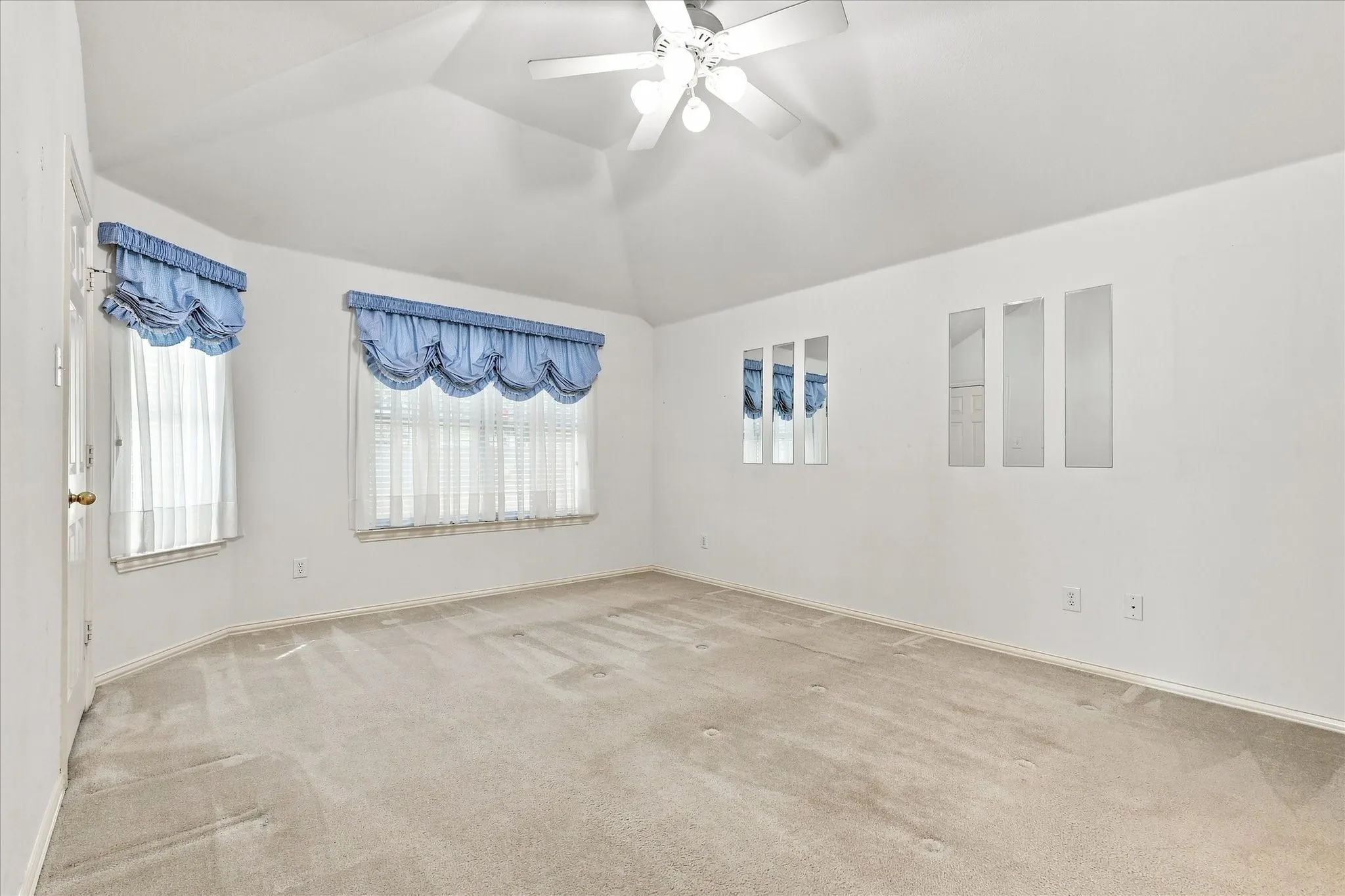 Single Family Residence For Sale in Denton County , 2806 Warwick Drive, Corinth, Texas 76210, 3 Bedroom, 2 Bathroom, 2 Garage spaces, 2,031 Sqft, built in 2001, mls#21360832, Real Estate Agent in Corinth, Homes For Sale in Denton county, Homes For Sale in Corinth, Realtor in Corinth Texas, Real Estate Brokerage Independent Realty Texas, Luminita Cordes Realtor