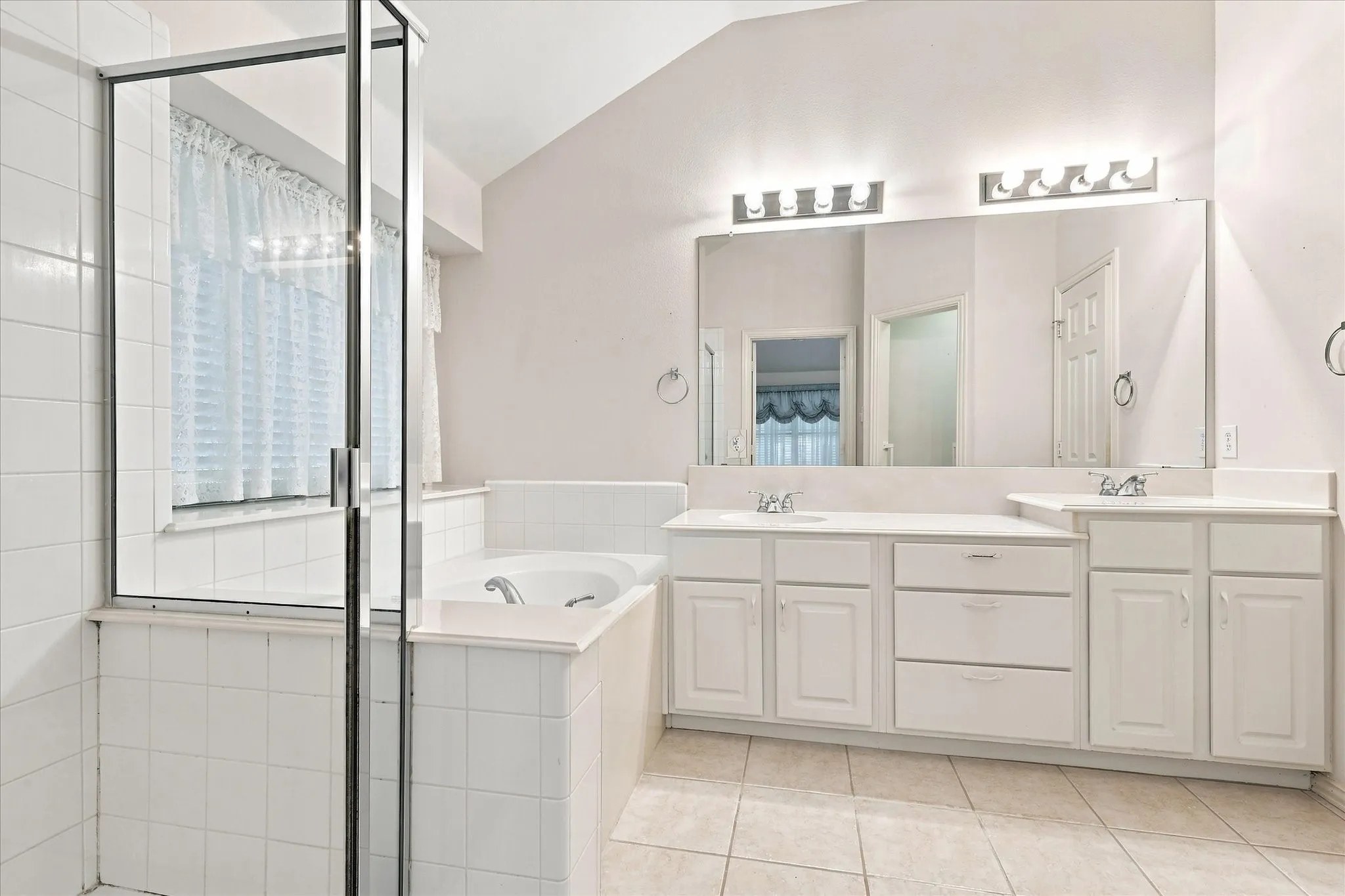 Single Family Residence For Sale in Denton County , 2806 Warwick Drive, Corinth, Texas 76210, 3 Bedroom, 2 Bathroom, 2 Garage spaces, 2,031 Sqft, built in 2001, mls#21360832, Real Estate Agent in Corinth, Homes For Sale in Denton county, Homes For Sale in Corinth, Realtor in Corinth Texas, Real Estate Brokerage Independent Realty Texas, Luminita Cordes Realtor