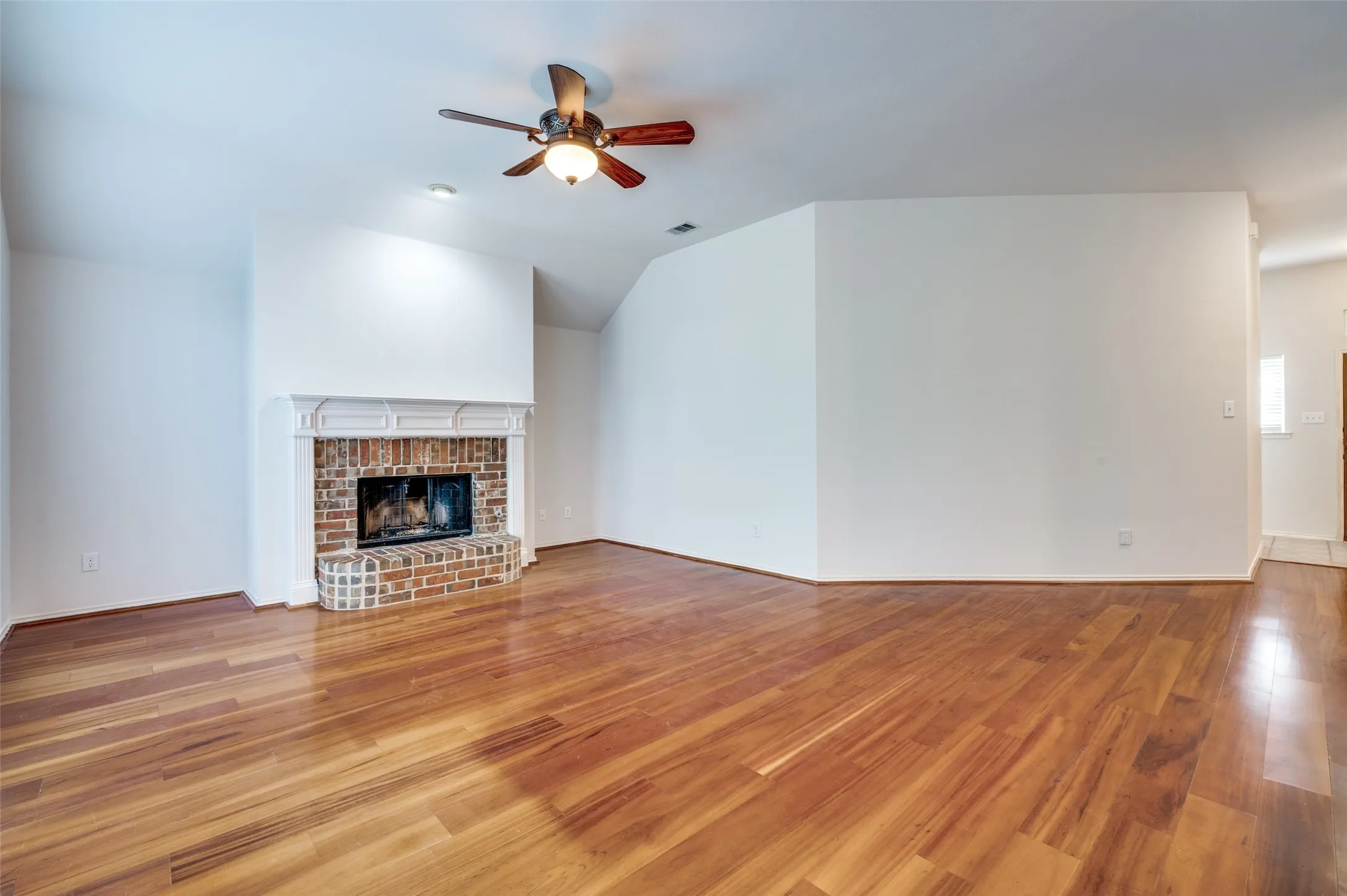 Single Family Residence For Sale in Denton County , 9133 Wichita Trail, Frisco, Texas 75033, 3 Bedroom, 2 Bathroom, 2 Garage spaces, 1,552 Sqft, built in 1999, mls#21359531, Real Estate Agent in Frisco, Homes For Sale in Denton county, Homes For Sale in Frisco, Realtor in Frisco Texas, Real Estate Brokerage Independent Realty Texas, Luminita Cordes Realtor