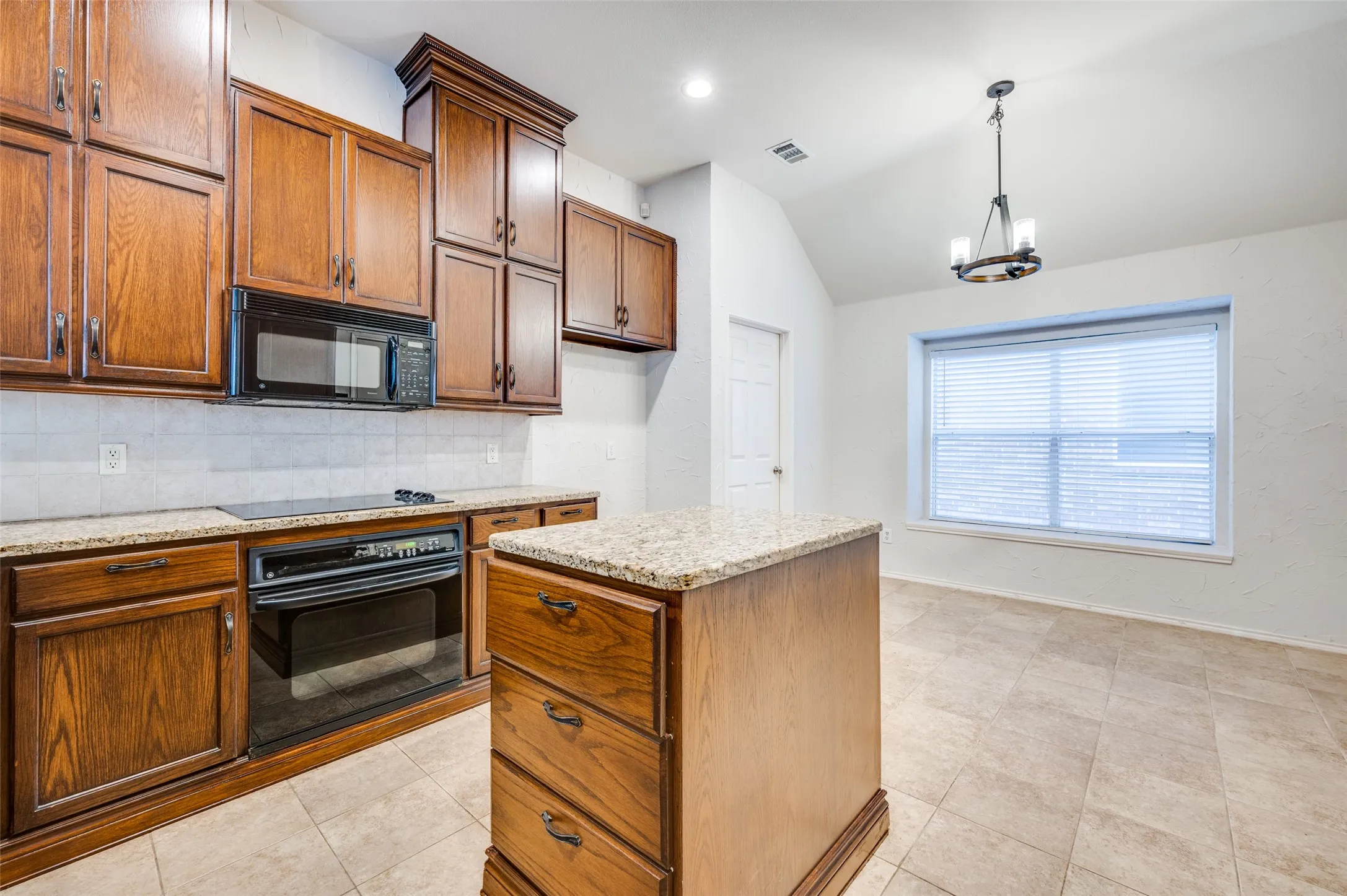 Single Family Residence For Sale in Denton County , 9133 Wichita Trail, Frisco, Texas 75033, 3 Bedroom, 2 Bathroom, 2 Garage spaces, 1,552 Sqft, built in 1999, mls#21359531, Real Estate Agent in Frisco, Homes For Sale in Denton county, Homes For Sale in Frisco, Realtor in Frisco Texas, Real Estate Brokerage Independent Realty Texas, Luminita Cordes Realtor