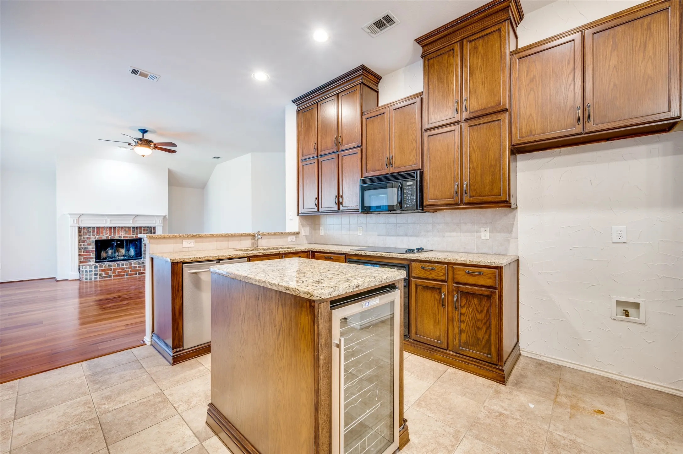 Single Family Residence For Sale in Denton County , 9133 Wichita Trail, Frisco, Texas 75033, 3 Bedroom, 2 Bathroom, 2 Garage spaces, 1,552 Sqft, built in 1999, mls#21359531, Real Estate Agent in Frisco, Homes For Sale in Denton county, Homes For Sale in Frisco, Realtor in Frisco Texas, Real Estate Brokerage Independent Realty Texas, Luminita Cordes Realtor