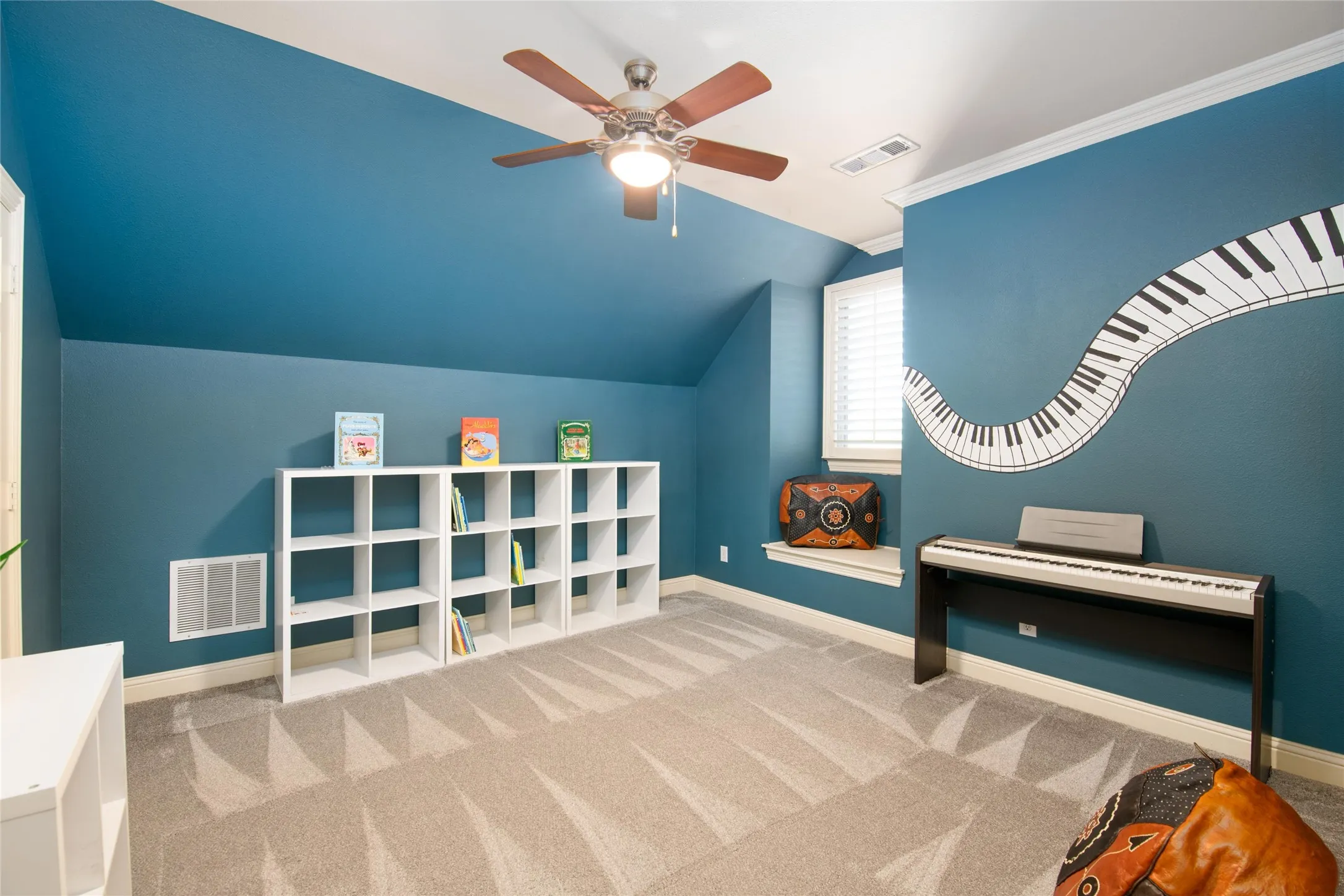 This flexible upstairs bedroom offers excellent possibilities for children, guests, hobbies or a dedicated play space.