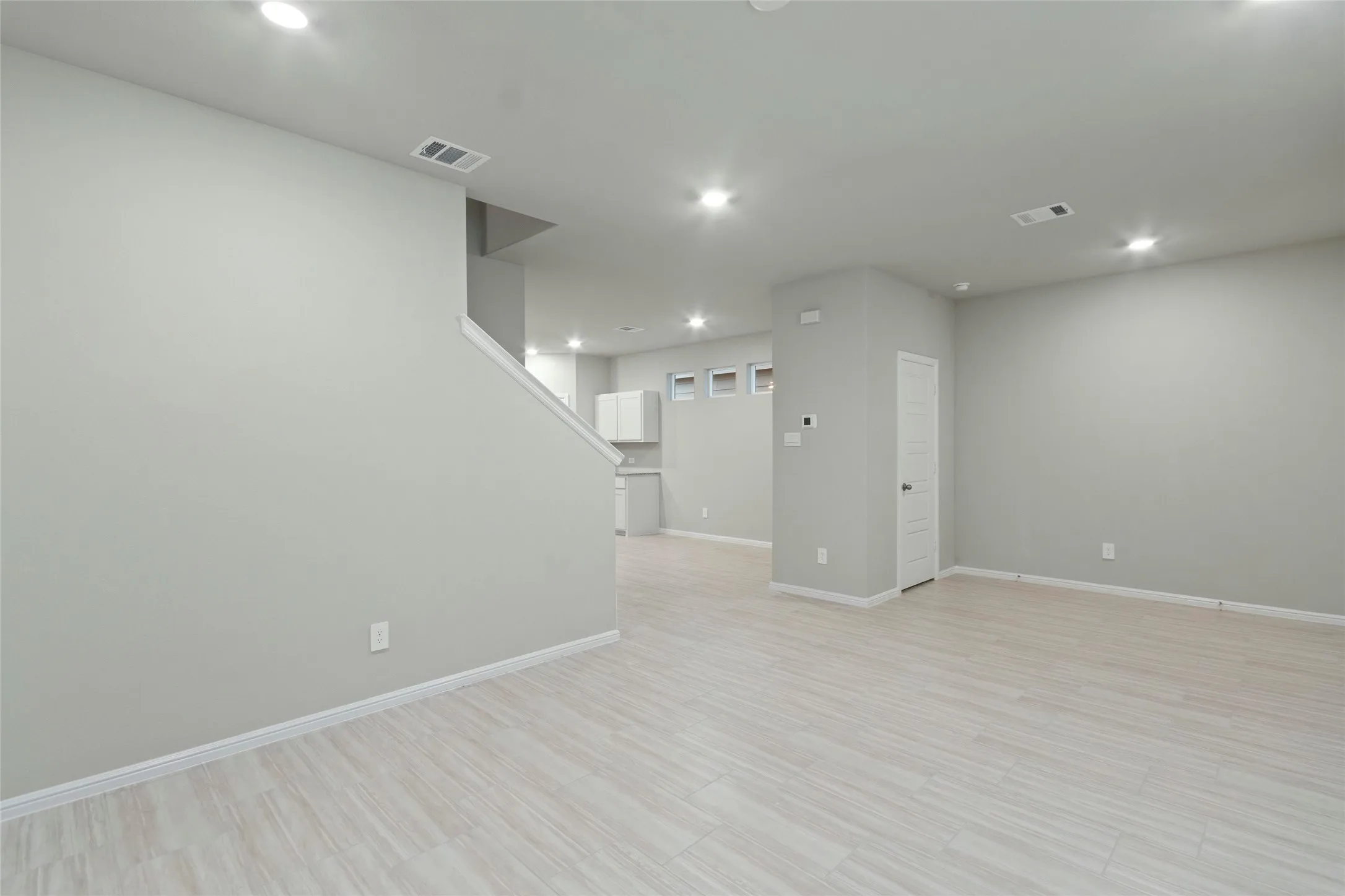 Living room with visible vents, baseboards, and recessed lighting