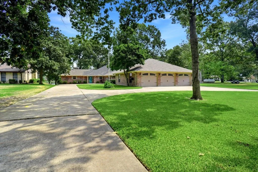 Single Family Residence For Sale in Wood County , 665 Private Road 5881, Yantis, Texas 75497, 2 Bedroom, 3 Bathroom, 3 Garage spaces, 2,935 Sqft, built in 1985, Price $880,000, mls#21360865, Real Estate Agent in Yantis, Homes For Sale in Wood county, Homes For Sale in Yantis, Realtor in Yantis Texas, Real Estate Brokerage Independent Realty Texas, Luminita Cordes Realtor