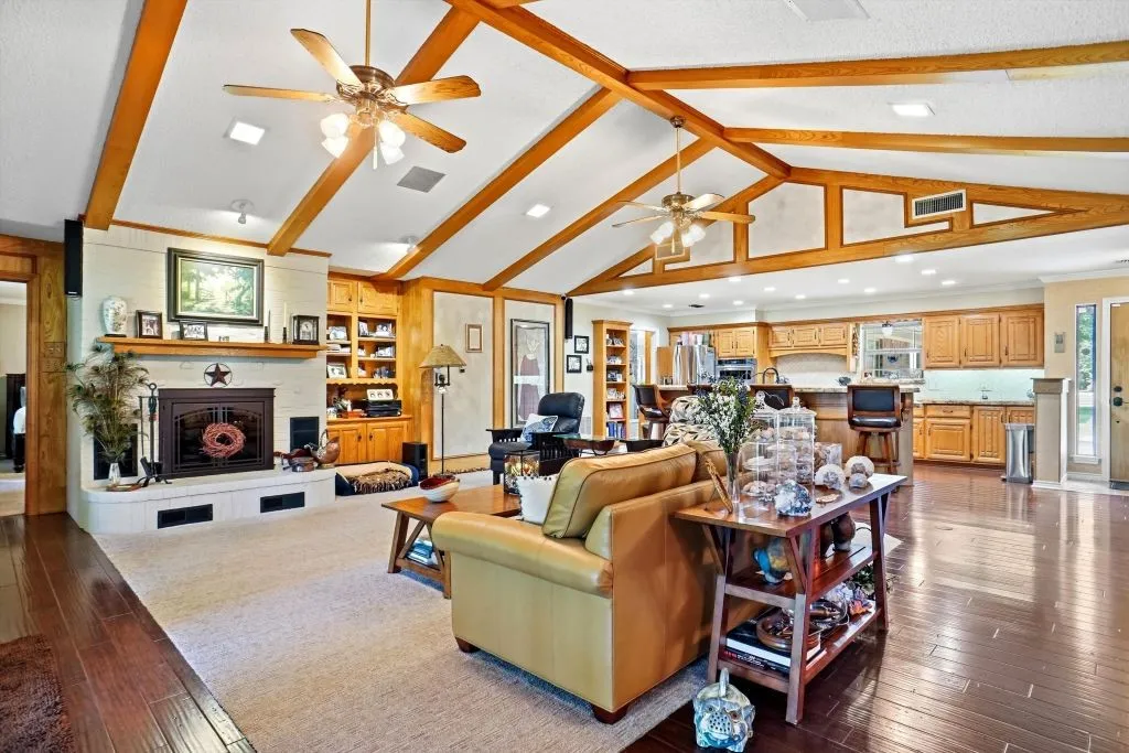 Single Family Residence For Sale in Wood County , 665 Private Road 5881, Yantis, Texas 75497, 2 Bedroom, 3 Bathroom, 3 Garage spaces, 2,935 Sqft, built in 1985, Price $880,000, mls#21360865, Real Estate Agent in Yantis, Homes For Sale in Wood county, Homes For Sale in Yantis, Realtor in Yantis Texas, Real Estate Brokerage Independent Realty Texas, Luminita Cordes Realtor