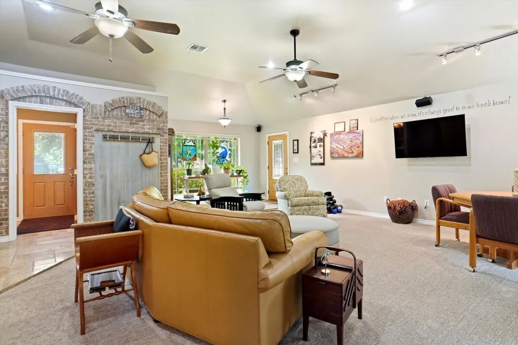 Single Family Residence For Sale in Wood County , 665 Private Road 5881, Yantis, Texas 75497, 2 Bedroom, 3 Bathroom, 3 Garage spaces, 2,935 Sqft, built in 1985, Price $880,000, mls#21360865, Real Estate Agent in Yantis, Homes For Sale in Wood county, Homes For Sale in Yantis, Realtor in Yantis Texas, Real Estate Brokerage Independent Realty Texas, Luminita Cordes Realtor