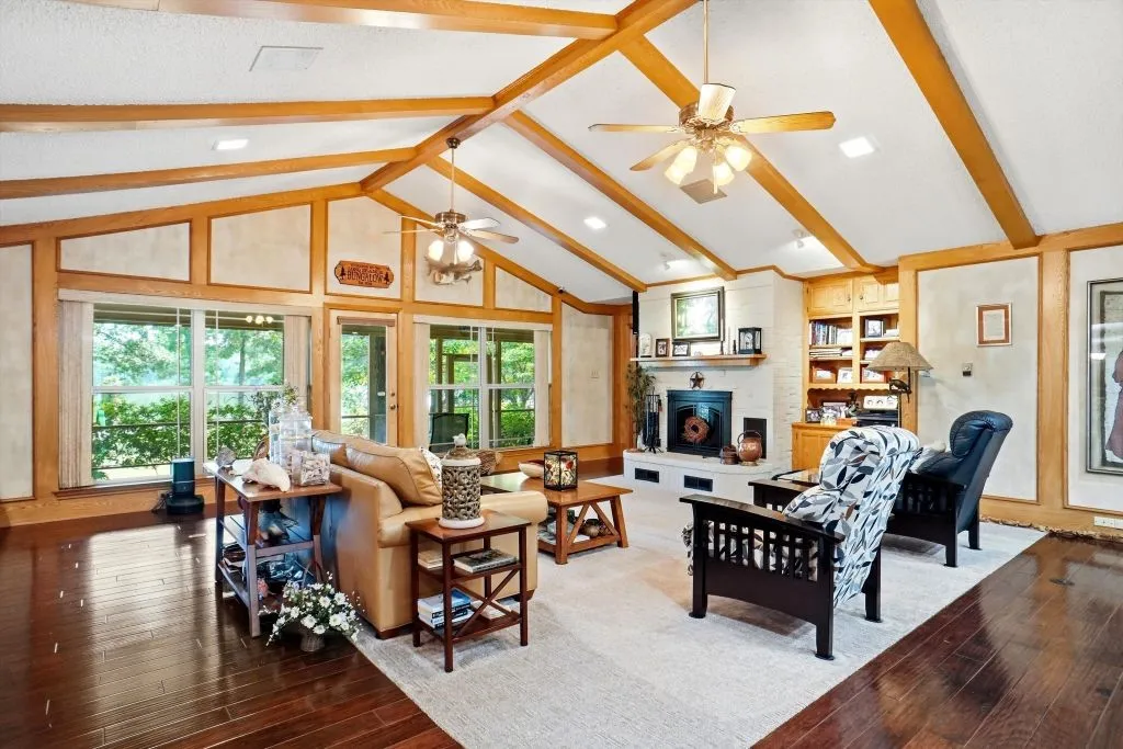 Single Family Residence For Sale in Wood County , 665 Private Road 5881, Yantis, Texas 75497, 2 Bedroom, 3 Bathroom, 3 Garage spaces, 2,935 Sqft, built in 1985, Price $880,000, mls#21360865, Real Estate Agent in Yantis, Homes For Sale in Wood county, Homes For Sale in Yantis, Realtor in Yantis Texas, Real Estate Brokerage Independent Realty Texas, Luminita Cordes Realtor