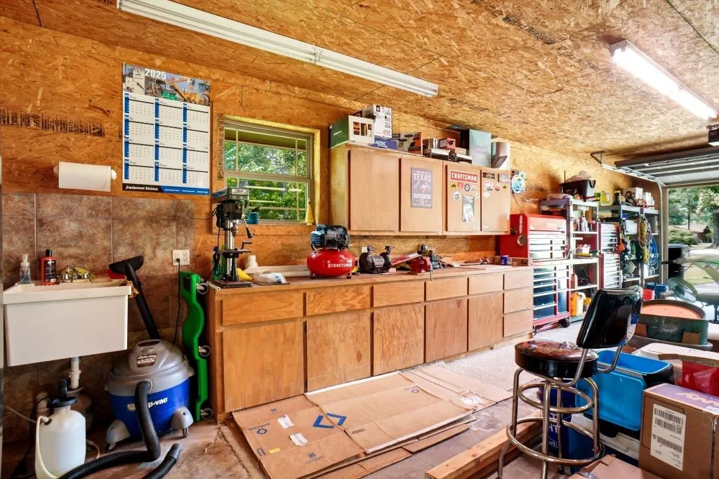 Single Family Residence For Sale in Wood County , 665 Private Road 5881, Yantis, Texas 75497, 2 Bedroom, 3 Bathroom, 3 Garage spaces, 2,935 Sqft, built in 1985, Price $880,000, mls#21360865, Real Estate Agent in Yantis, Homes For Sale in Wood county, Homes For Sale in Yantis, Realtor in Yantis Texas, Real Estate Brokerage Independent Realty Texas, Luminita Cordes Realtor