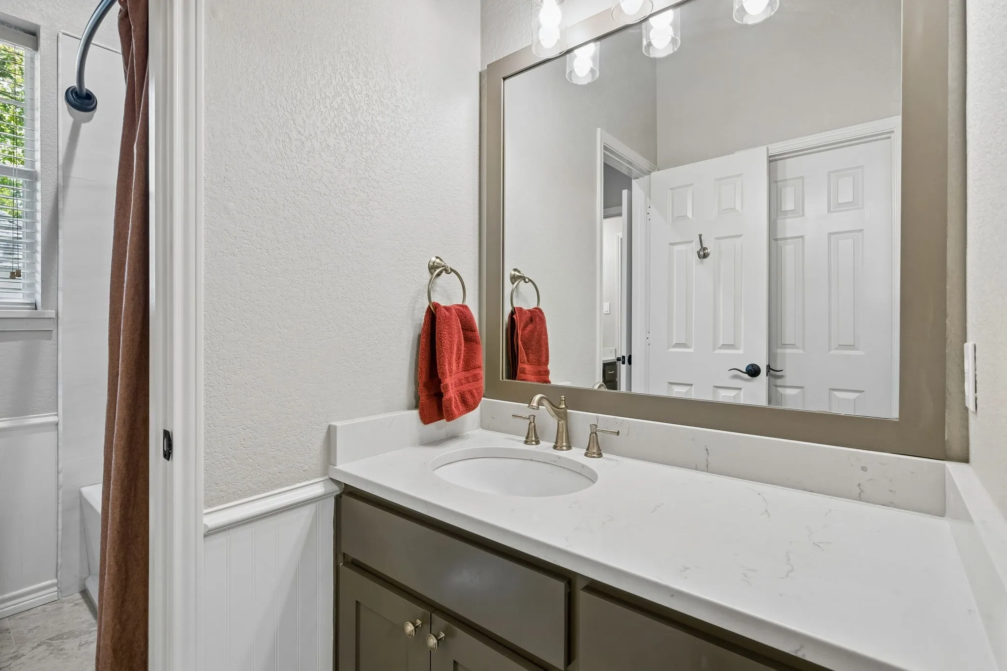 Single Family Residence For Sale in Tarrant County , 3718 Lakeview Drive, Grapevine, Texas 76051, 4 Bedroom, 3 Bathroom, 3 Garage spaces, 2,837 Sqft, built in 1999, mls#21360868, Real Estate Agent in Grapevine, Homes For Sale in Tarrant county, Homes For Sale in Grapevine, Realtor in Grapevine Texas, Real Estate Brokerage Independent Realty Texas, Luminita Cordes Realtor