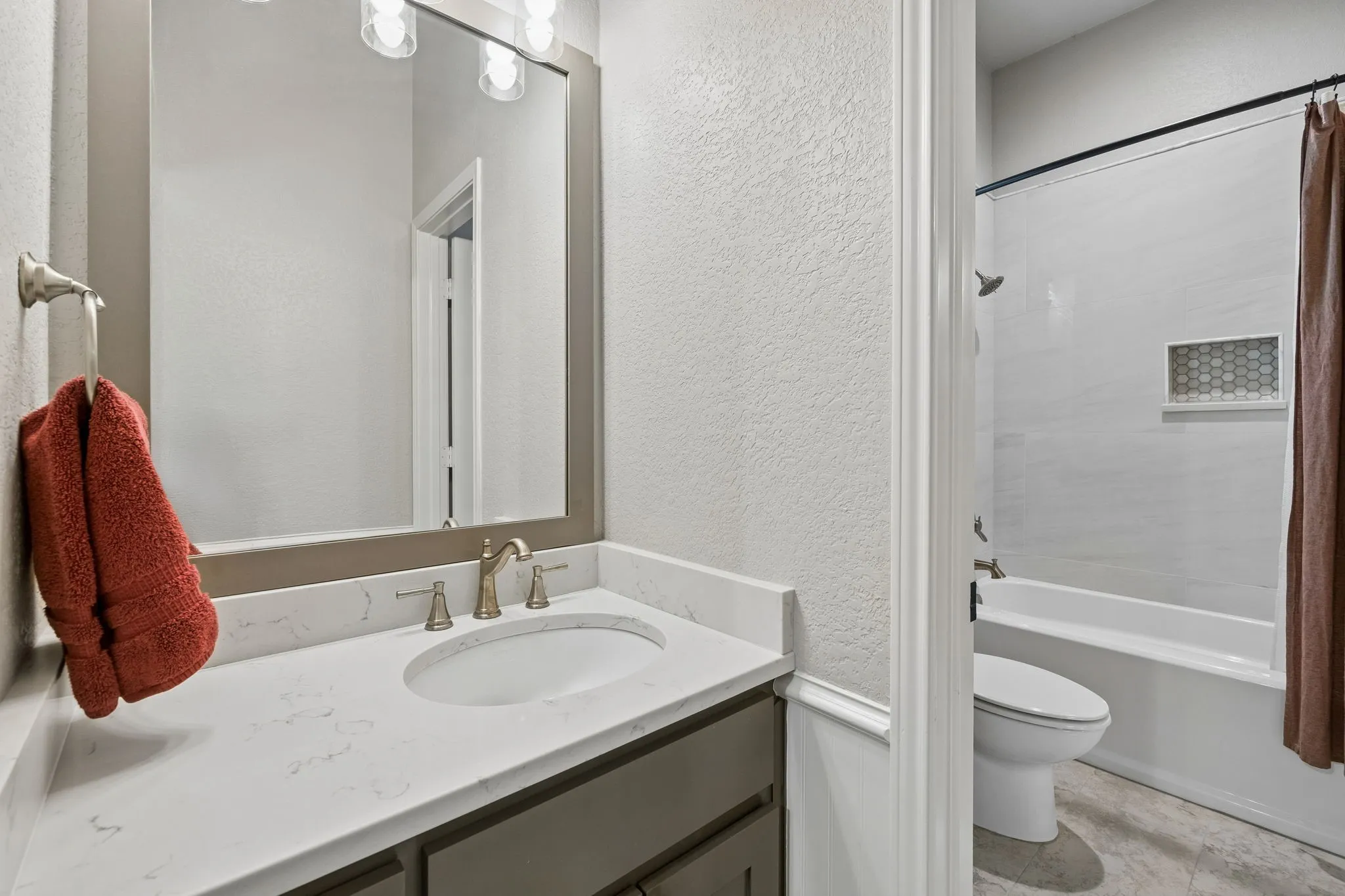 Single Family Residence For Sale in Tarrant County , 3718 Lakeview Drive, Grapevine, Texas 76051, 4 Bedroom, 3 Bathroom, 3 Garage spaces, 2,837 Sqft, built in 1999, mls#21360868, Real Estate Agent in Grapevine, Homes For Sale in Tarrant county, Homes For Sale in Grapevine, Realtor in Grapevine Texas, Real Estate Brokerage Independent Realty Texas, Luminita Cordes Realtor