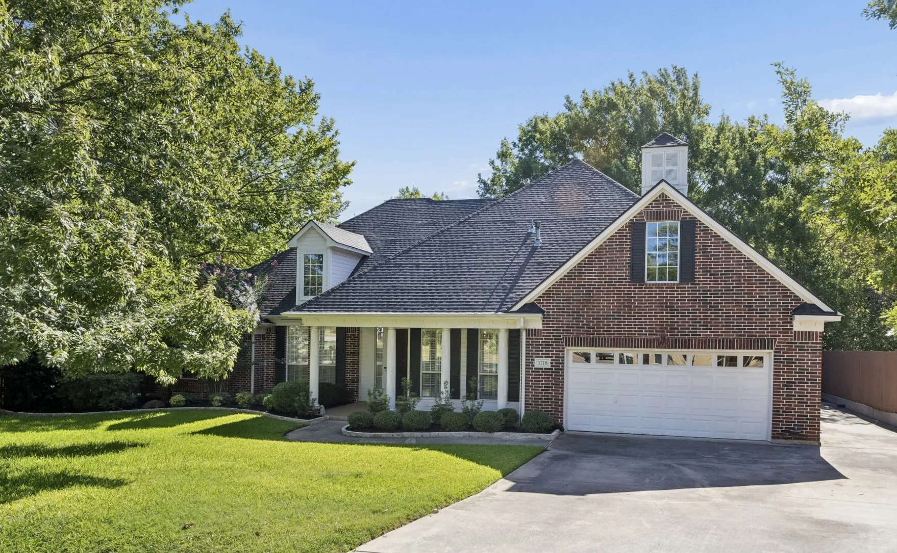 Single Family Residence For Sale in Tarrant County , 3718 Lakeview Drive, Grapevine, Texas 76051, 4 Bedroom, 3 Bathroom, 3 Garage spaces, 2,837 Sqft, built in 1999, mls#21360868, Real Estate Agent in Grapevine, Homes For Sale in Tarrant county, Homes For Sale in Grapevine, Realtor in Grapevine Texas, Real Estate Brokerage Independent Realty Texas, Luminita Cordes Realtor