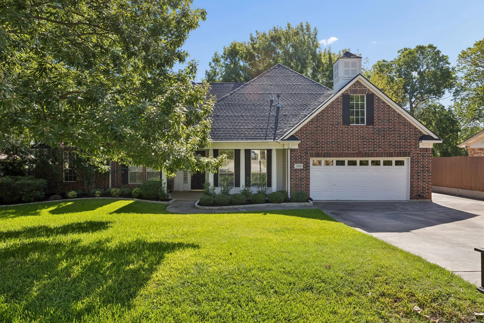 Single Family Residence For Sale in Tarrant County , 3718 Lakeview Drive, Grapevine, Texas 76051, 4 Bedroom, 3 Bathroom, 3 Garage spaces, 2,837 Sqft, built in 1999, mls#21360868, Real Estate Agent in Grapevine, Homes For Sale in Tarrant county, Homes For Sale in Grapevine, Realtor in Grapevine Texas, Real Estate Brokerage Independent Realty Texas, Luminita Cordes Realtor