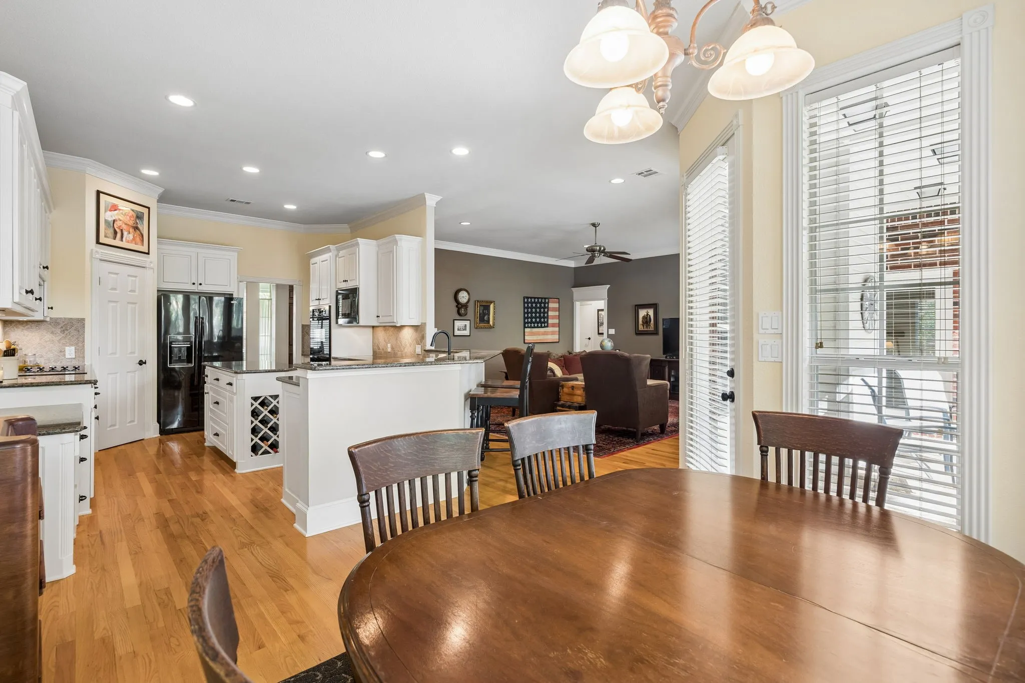 Single Family Residence For Sale in Tarrant County , 3718 Lakeview Drive, Grapevine, Texas 76051, 4 Bedroom, 3 Bathroom, 3 Garage spaces, 2,837 Sqft, built in 1999, mls#21360868, Real Estate Agent in Grapevine, Homes For Sale in Tarrant county, Homes For Sale in Grapevine, Realtor in Grapevine Texas, Real Estate Brokerage Independent Realty Texas, Luminita Cordes Realtor
