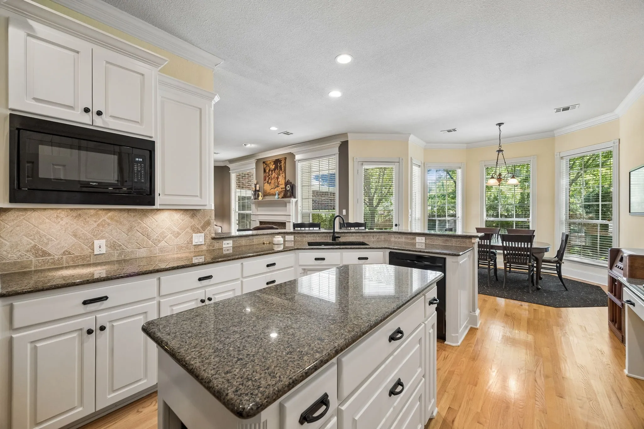 Single Family Residence For Sale in Tarrant County , 3718 Lakeview Drive, Grapevine, Texas 76051, 4 Bedroom, 3 Bathroom, 3 Garage spaces, 2,837 Sqft, built in 1999, mls#21360868, Real Estate Agent in Grapevine, Homes For Sale in Tarrant county, Homes For Sale in Grapevine, Realtor in Grapevine Texas, Real Estate Brokerage Independent Realty Texas, Luminita Cordes Realtor
