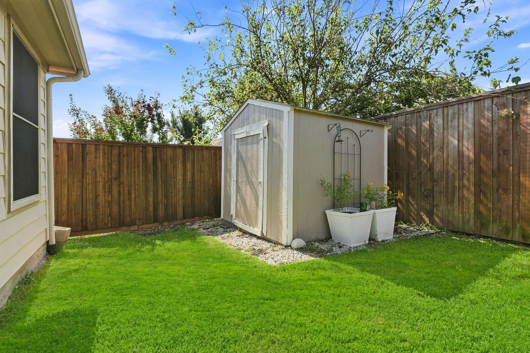 Storage building conveys
