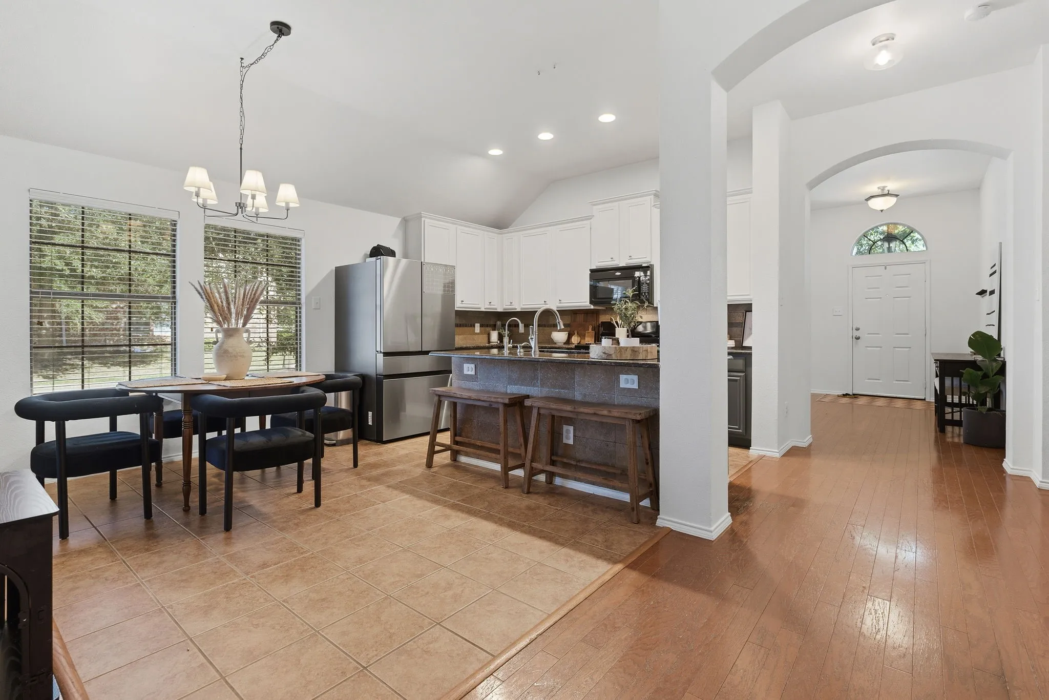 Open concept kitchen and breakfat area.