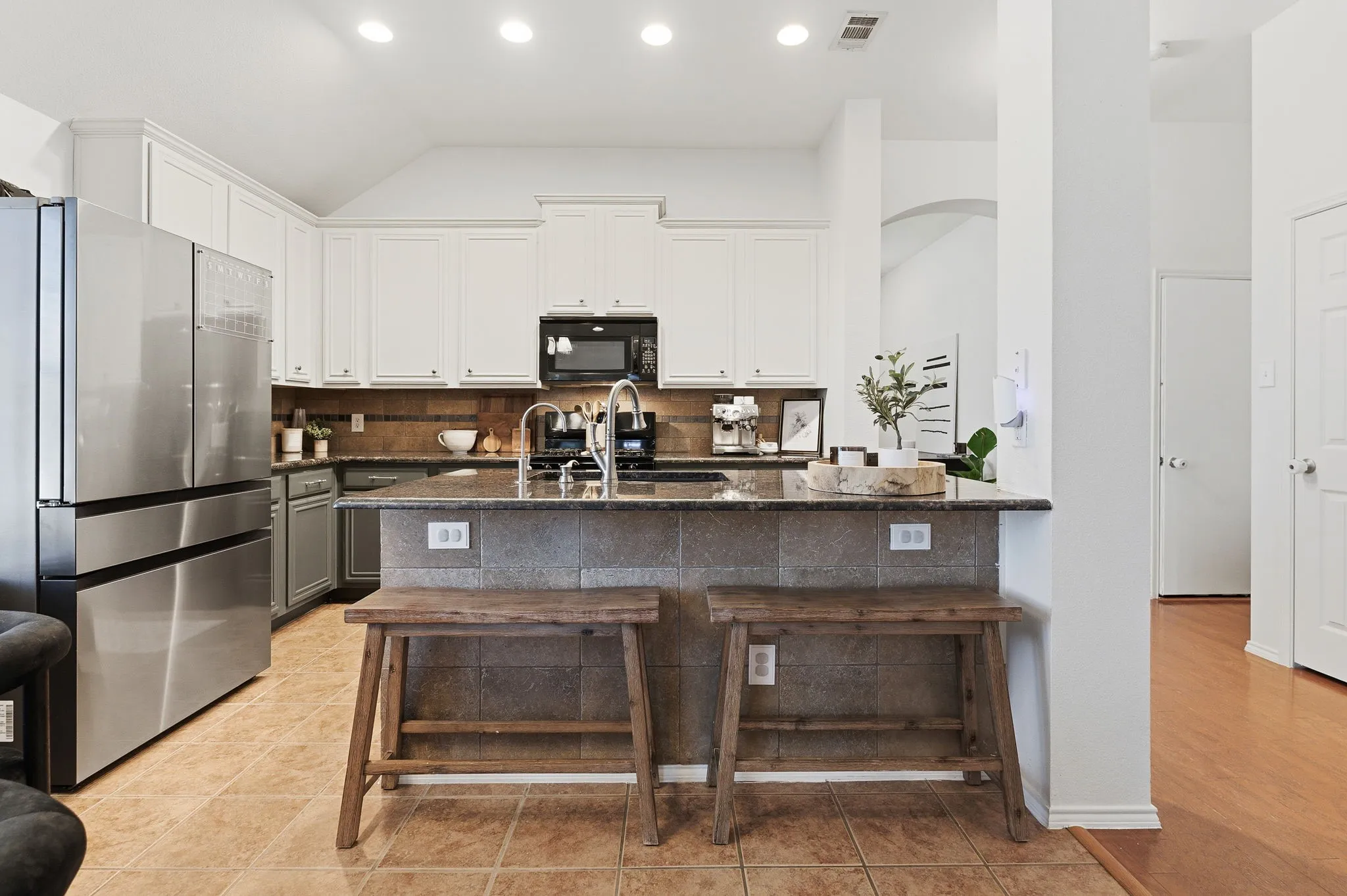 Fully loaded Kitchen incl gas cooktop & granite counters.
