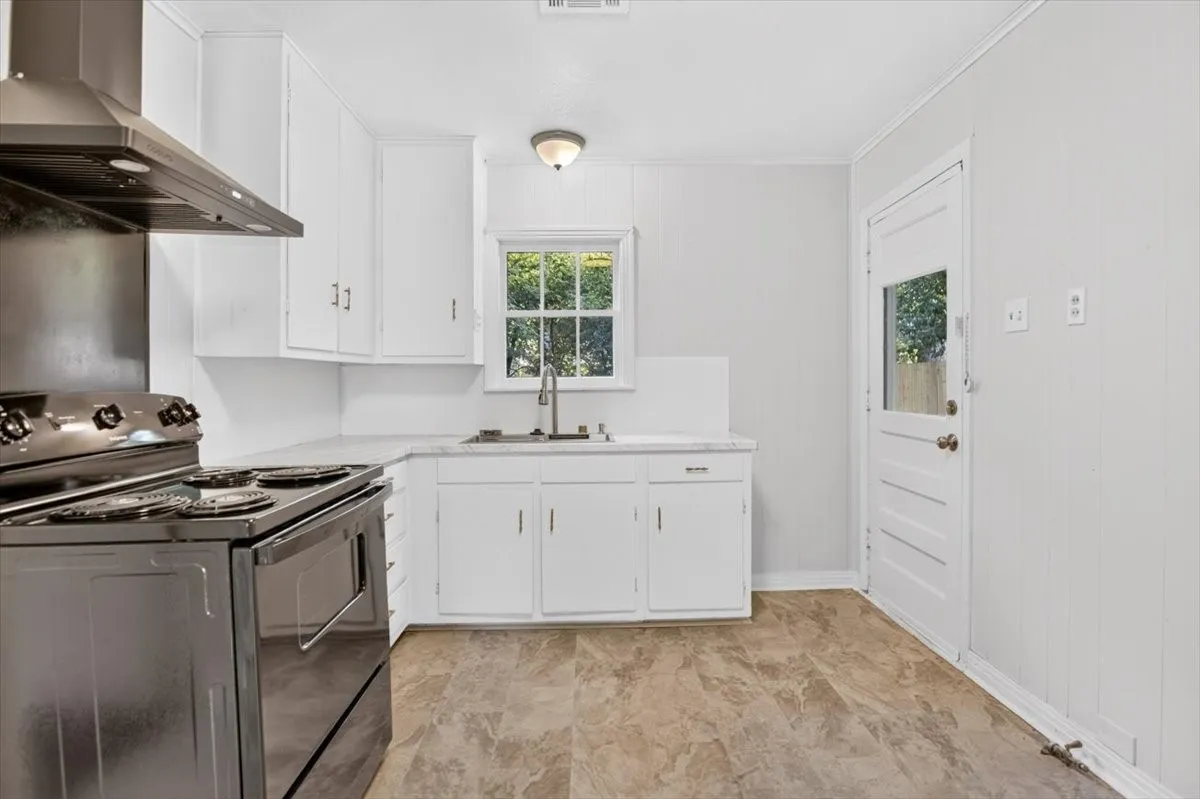 Single Family Residence For Sale in Mc Lennan County , 4108 Austin Avenue, Waco, Texas 76710, 3 Bedroom, 1 Bathroom, Garage spaces, 1,248 Sqft, built in 1950, mls#21358298, Real Estate Agent in Waco, Homes For Sale in Mc Lennan county, Homes For Sale in Waco, Realtor in Waco Texas, Real Estate Brokerage Independent Realty Texas, Luminita Cordes Realtor