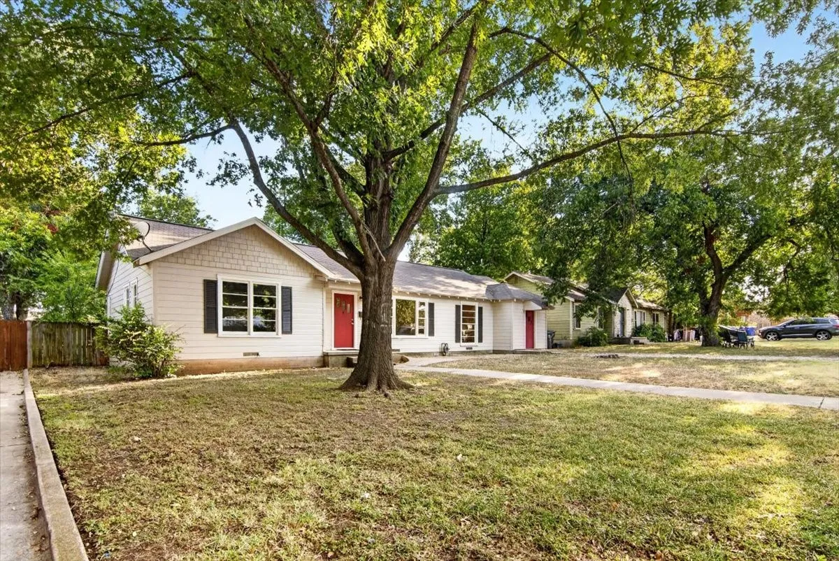 Single Family Residence For Sale in Mc Lennan County , 4108 Austin Avenue, Waco, Texas 76710, 3 Bedroom, 1 Bathroom, Garage spaces, 1,248 Sqft, built in 1950, mls#21358298, Real Estate Agent in Waco, Homes For Sale in Mc Lennan county, Homes For Sale in Waco, Realtor in Waco Texas, Real Estate Brokerage Independent Realty Texas, Luminita Cordes Realtor