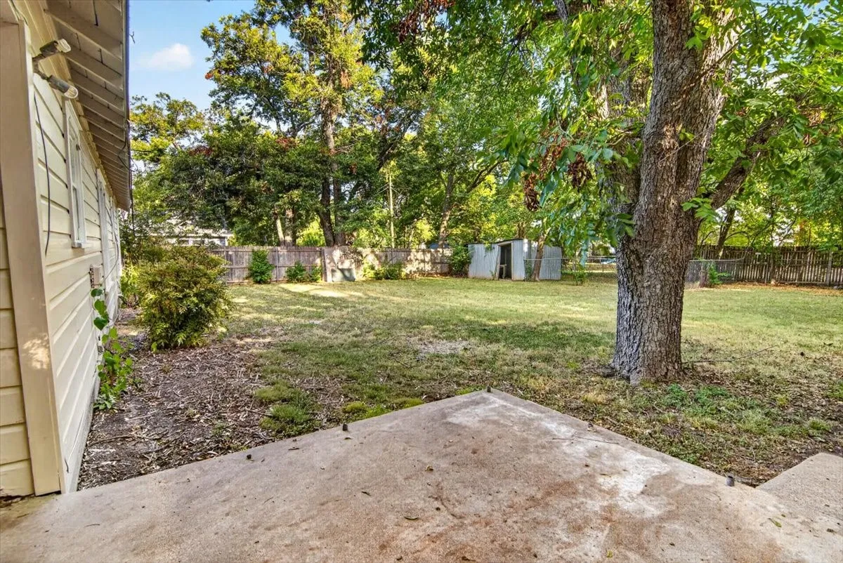 Single Family Residence For Sale in Mc Lennan County , 4108 Austin Avenue, Waco, Texas 76710, 3 Bedroom, 1 Bathroom, Garage spaces, 1,248 Sqft, built in 1950, mls#21358298, Real Estate Agent in Waco, Homes For Sale in Mc Lennan county, Homes For Sale in Waco, Realtor in Waco Texas, Real Estate Brokerage Independent Realty Texas, Luminita Cordes Realtor