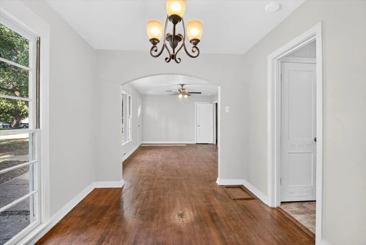 Single Family Residence For Sale in Mc Lennan County , 4108 Austin Avenue, Waco, Texas 76710, 3 Bedroom, 1 Bathroom, Garage spaces, 1,248 Sqft, built in 1950, mls#21358298, Real Estate Agent in Waco, Homes For Sale in Mc Lennan county, Homes For Sale in Waco, Realtor in Waco Texas, Real Estate Brokerage Independent Realty Texas, Luminita Cordes Realtor