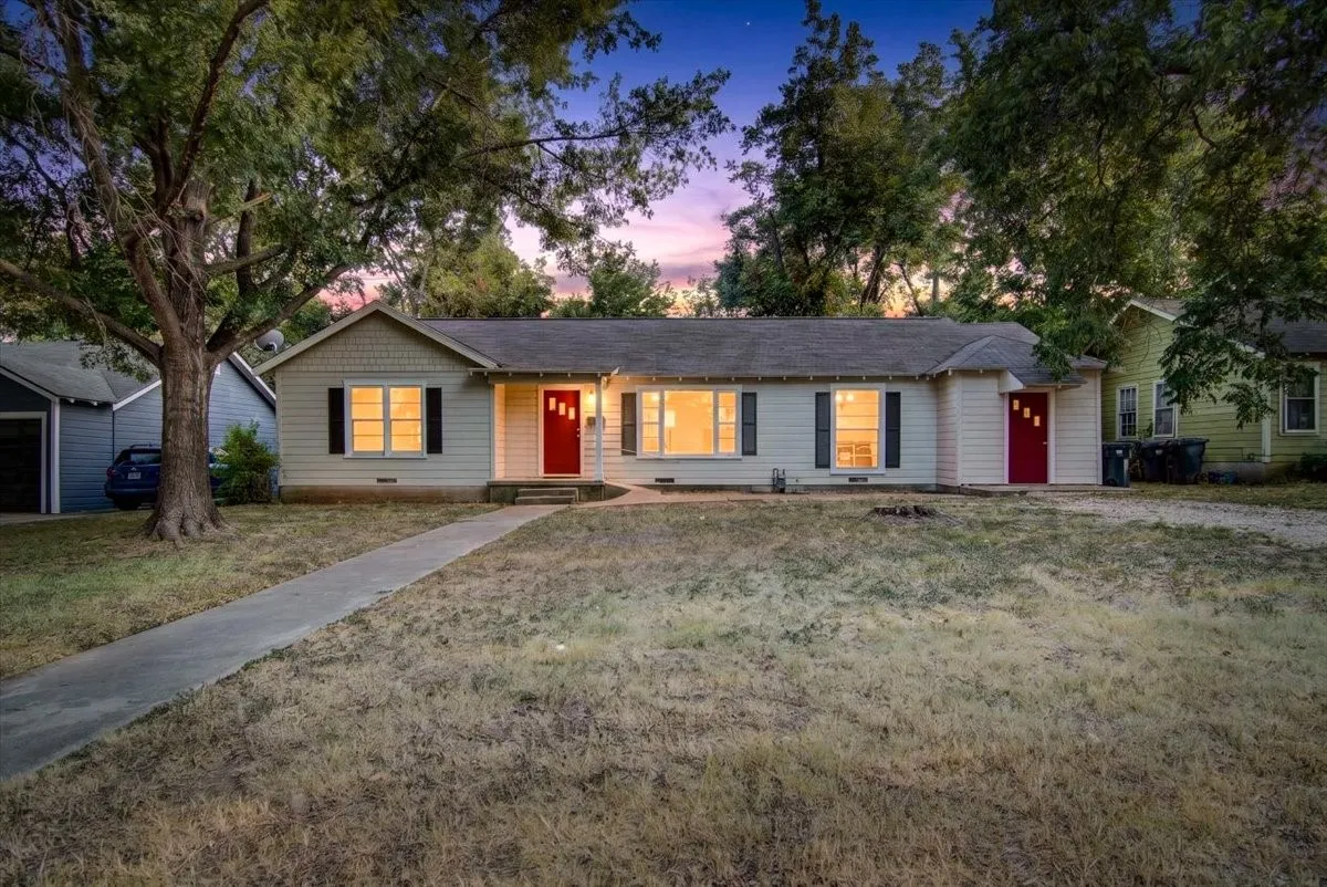 Single Family Residence For Sale in Mc Lennan County , 4108 Austin Avenue, Waco, Texas 76710, 3 Bedroom, 1 Bathroom, Garage spaces, 1,248 Sqft, built in 1950, mls#21358298, Real Estate Agent in Waco, Homes For Sale in Mc Lennan county, Homes For Sale in Waco, Realtor in Waco Texas, Real Estate Brokerage Independent Realty Texas, Luminita Cordes Realtor