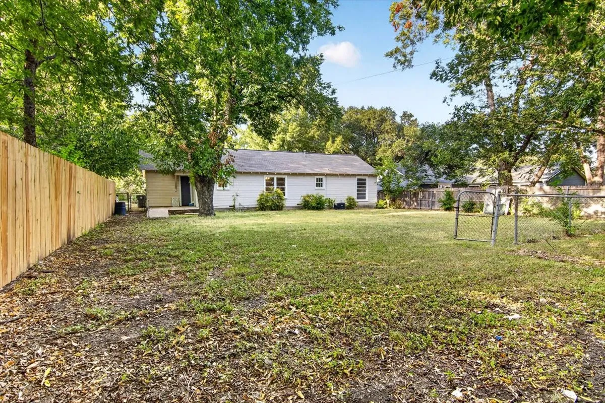 Single Family Residence For Sale in Mc Lennan County , 4108 Austin Avenue, Waco, Texas 76710, 3 Bedroom, 1 Bathroom, Garage spaces, 1,248 Sqft, built in 1950, mls#21358298, Real Estate Agent in Waco, Homes For Sale in Mc Lennan county, Homes For Sale in Waco, Realtor in Waco Texas, Real Estate Brokerage Independent Realty Texas, Luminita Cordes Realtor