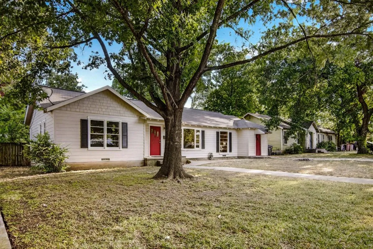 Single Family Residence For Sale in Mc Lennan County , 4108 Austin Avenue, Waco, Texas 76710, 3 Bedroom, 1 Bathroom, Garage spaces, 1,248 Sqft, built in 1950, mls#21358298, Real Estate Agent in Waco, Homes For Sale in Mc Lennan county, Homes For Sale in Waco, Realtor in Waco Texas, Real Estate Brokerage Independent Realty Texas, Luminita Cordes Realtor