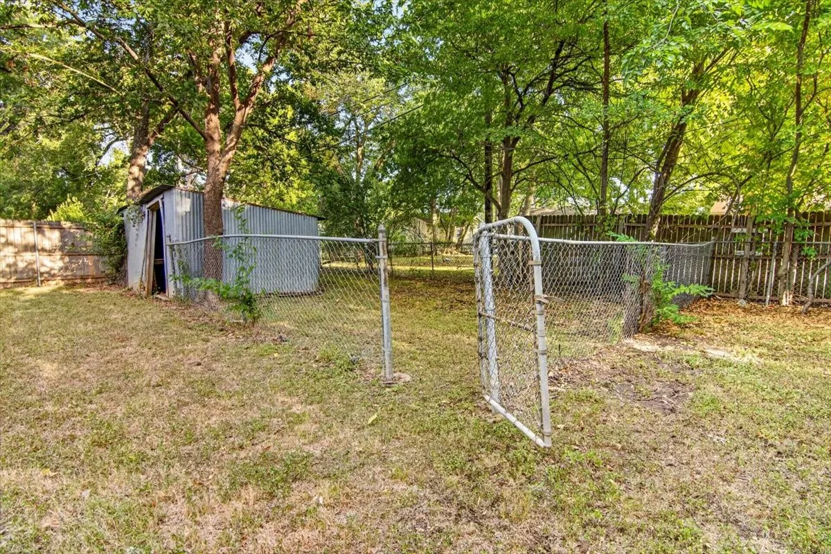 Single Family Residence For Sale in Mc Lennan County , 4108 Austin Avenue, Waco, Texas 76710, 3 Bedroom, 1 Bathroom, Garage spaces, 1,248 Sqft, built in 1950, mls#21358298, Real Estate Agent in Waco, Homes For Sale in Mc Lennan county, Homes For Sale in Waco, Realtor in Waco Texas, Real Estate Brokerage Independent Realty Texas, Luminita Cordes Realtor