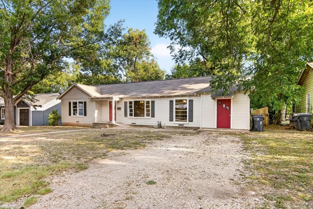 Single Family Residence For Sale in Mc Lennan County , 4108 Austin Avenue, Waco, Texas 76710, 3 Bedroom, 1 Bathroom, Garage spaces, 1,248 Sqft, built in 1950, mls#21358298, Real Estate Agent in Waco, Homes For Sale in Mc Lennan county, Homes For Sale in Waco, Realtor in Waco Texas, Real Estate Brokerage Independent Realty Texas, Luminita Cordes Realtor