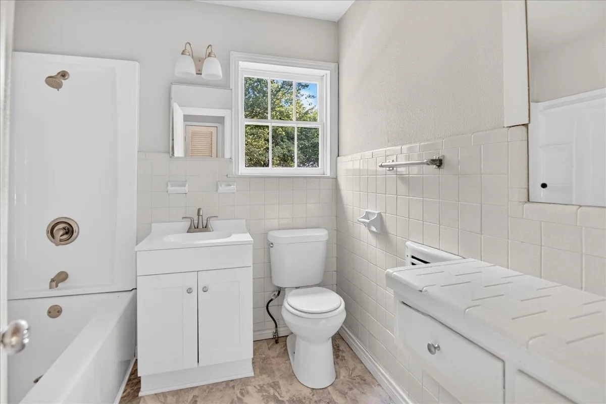 Single Family Residence For Sale in Mc Lennan County , 4108 Austin Avenue, Waco, Texas 76710, 3 Bedroom, 1 Bathroom, Garage spaces, 1,248 Sqft, built in 1950, mls#21358298, Real Estate Agent in Waco, Homes For Sale in Mc Lennan county, Homes For Sale in Waco, Realtor in Waco Texas, Real Estate Brokerage Independent Realty Texas, Luminita Cordes Realtor