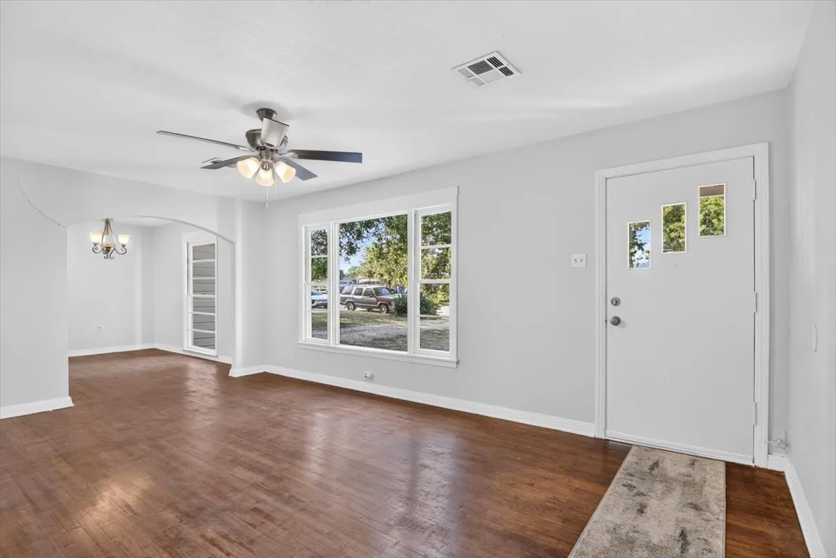 Single Family Residence For Sale in Mc Lennan County , 4108 Austin Avenue, Waco, Texas 76710, 3 Bedroom, 1 Bathroom, Garage spaces, 1,248 Sqft, built in 1950, mls#21358298, Real Estate Agent in Waco, Homes For Sale in Mc Lennan county, Homes For Sale in Waco, Realtor in Waco Texas, Real Estate Brokerage Independent Realty Texas, Luminita Cordes Realtor