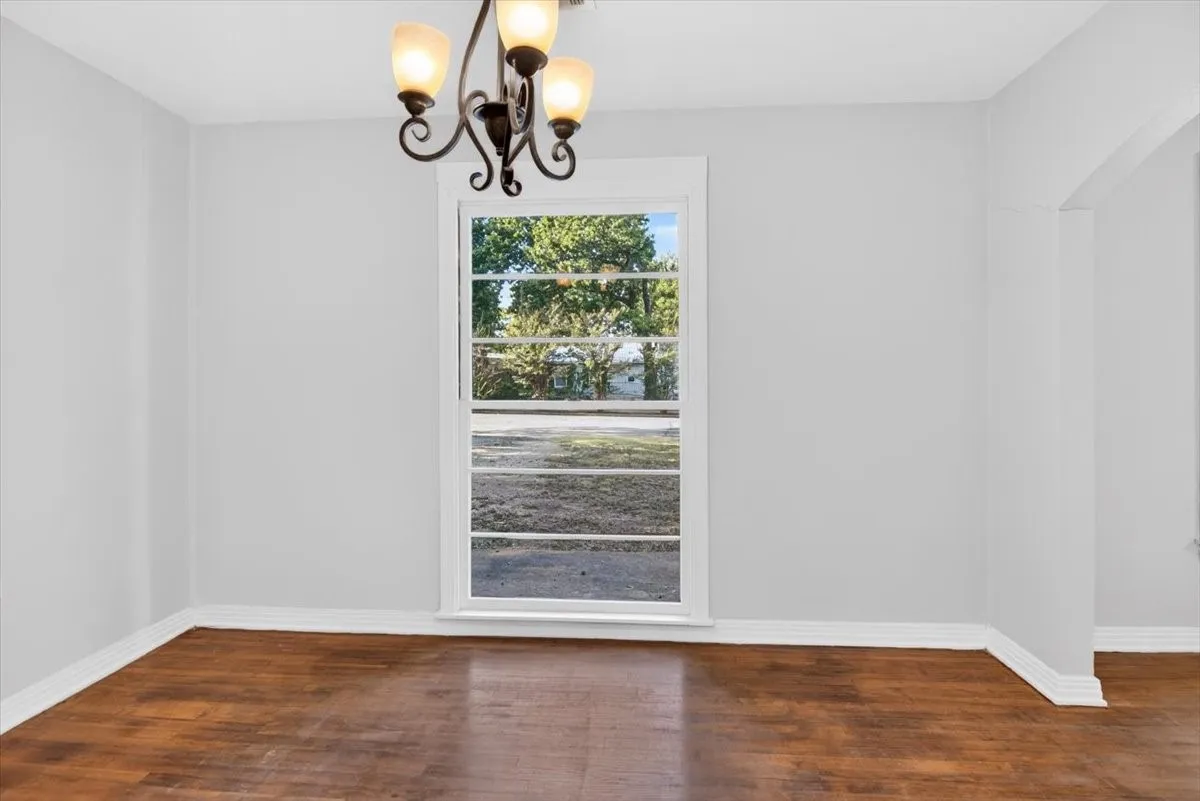 Single Family Residence For Sale in Mc Lennan County , 4108 Austin Avenue, Waco, Texas 76710, 3 Bedroom, 1 Bathroom, Garage spaces, 1,248 Sqft, built in 1950, mls#21358298, Real Estate Agent in Waco, Homes For Sale in Mc Lennan county, Homes For Sale in Waco, Realtor in Waco Texas, Real Estate Brokerage Independent Realty Texas, Luminita Cordes Realtor