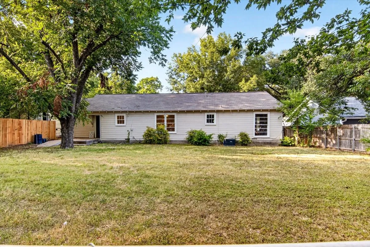 Single Family Residence For Sale in Mc Lennan County , 4108 Austin Avenue, Waco, Texas 76710, 3 Bedroom, 1 Bathroom, Garage spaces, 1,248 Sqft, built in 1950, mls#21358298, Real Estate Agent in Waco, Homes For Sale in Mc Lennan county, Homes For Sale in Waco, Realtor in Waco Texas, Real Estate Brokerage Independent Realty Texas, Luminita Cordes Realtor