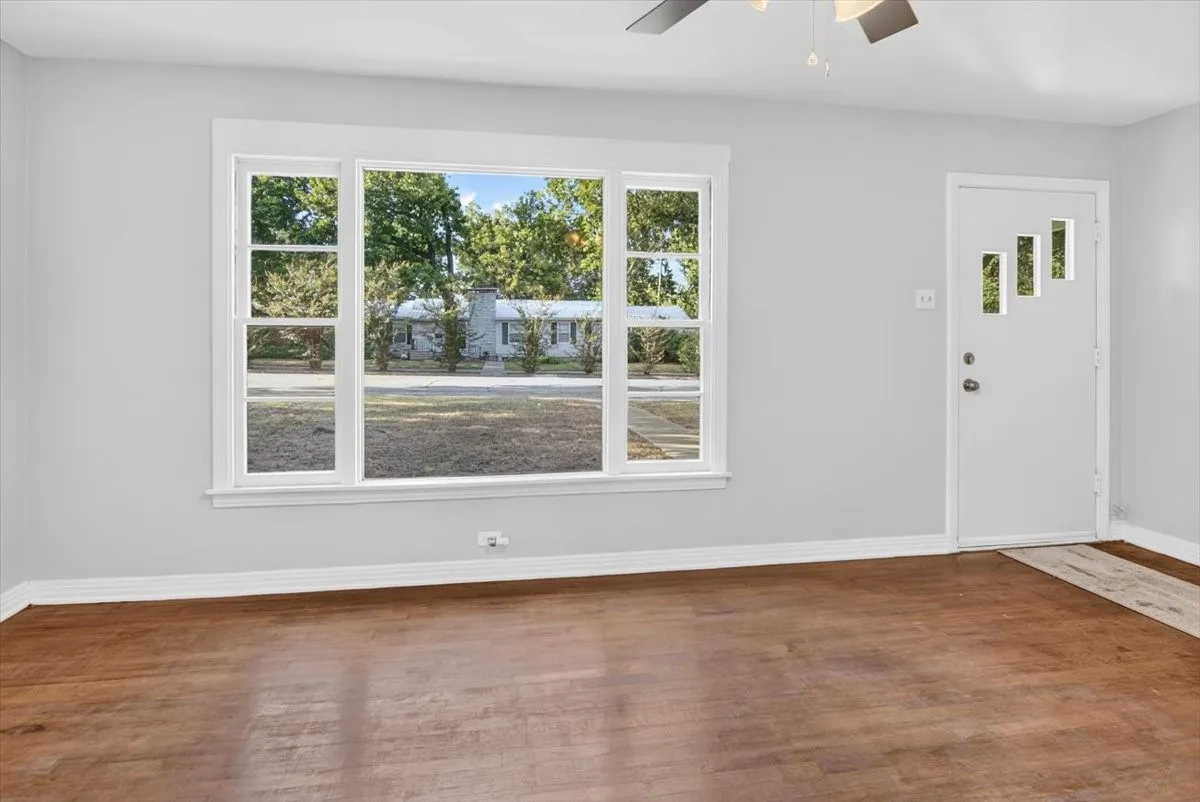 Single Family Residence For Sale in Mc Lennan County , 4108 Austin Avenue, Waco, Texas 76710, 3 Bedroom, 1 Bathroom, Garage spaces, 1,248 Sqft, built in 1950, mls#21358298, Real Estate Agent in Waco, Homes For Sale in Mc Lennan county, Homes For Sale in Waco, Realtor in Waco Texas, Real Estate Brokerage Independent Realty Texas, Luminita Cordes Realtor