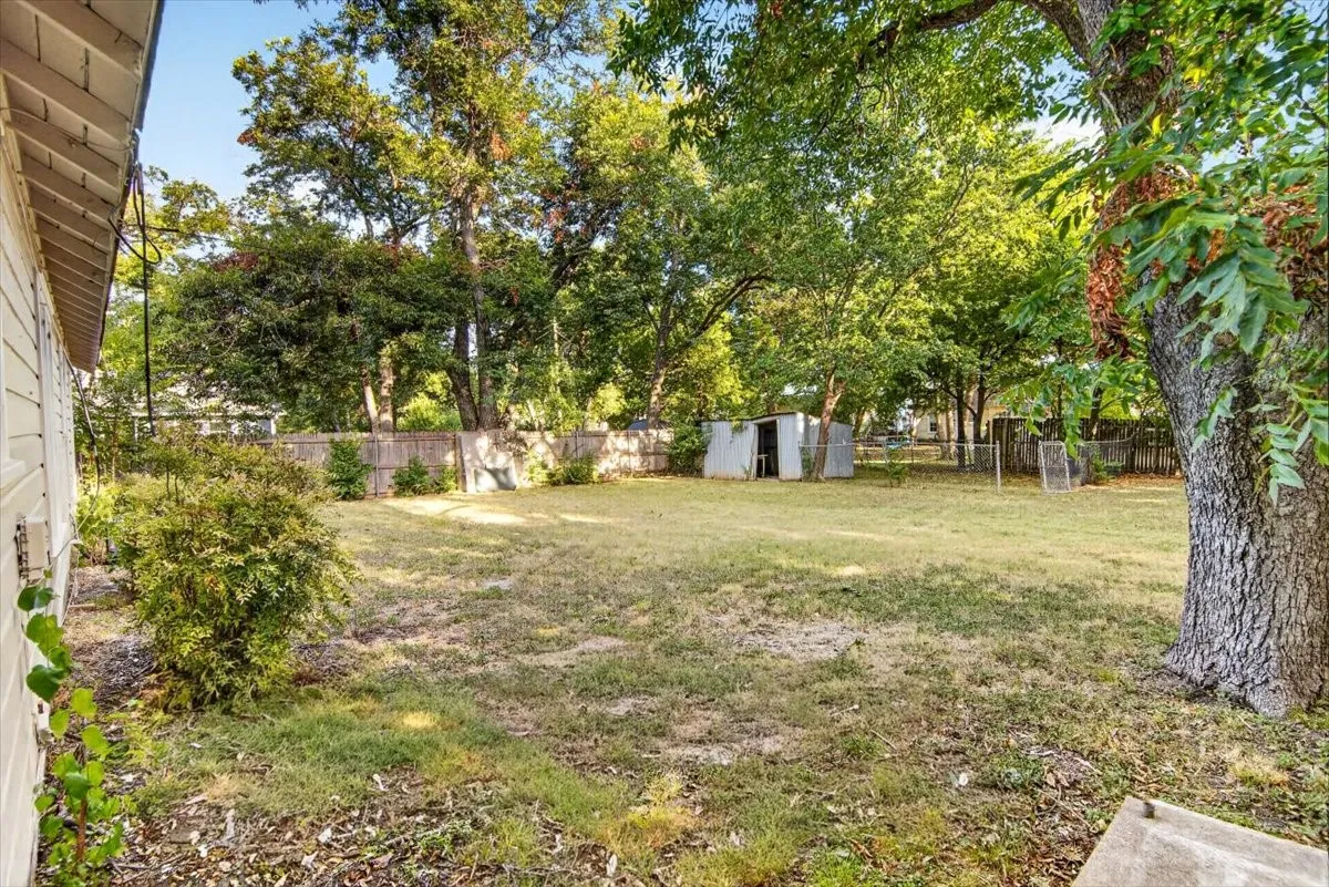 Single Family Residence For Sale in Mc Lennan County , 4108 Austin Avenue, Waco, Texas 76710, 3 Bedroom, 1 Bathroom, Garage spaces, 1,248 Sqft, built in 1950, mls#21358298, Real Estate Agent in Waco, Homes For Sale in Mc Lennan county, Homes For Sale in Waco, Realtor in Waco Texas, Real Estate Brokerage Independent Realty Texas, Luminita Cordes Realtor