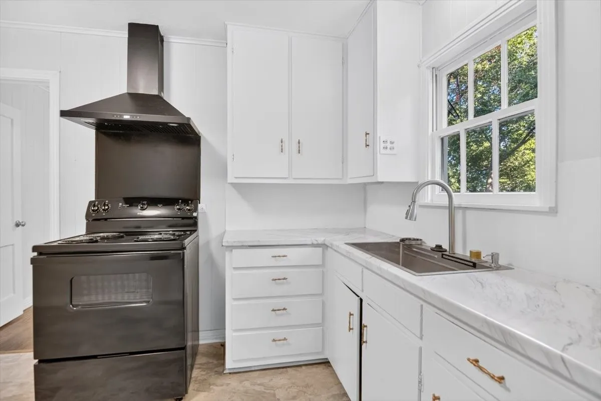 Single Family Residence For Sale in Mc Lennan County , 4108 Austin Avenue, Waco, Texas 76710, 3 Bedroom, 1 Bathroom, Garage spaces, 1,248 Sqft, built in 1950, mls#21358298, Real Estate Agent in Waco, Homes For Sale in Mc Lennan county, Homes For Sale in Waco, Realtor in Waco Texas, Real Estate Brokerage Independent Realty Texas, Luminita Cordes Realtor