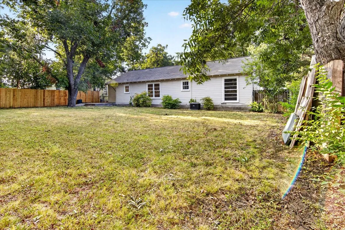 Single Family Residence For Sale in Mc Lennan County , 4108 Austin Avenue, Waco, Texas 76710, 3 Bedroom, 1 Bathroom, Garage spaces, 1,248 Sqft, built in 1950, mls#21358298, Real Estate Agent in Waco, Homes For Sale in Mc Lennan county, Homes For Sale in Waco, Realtor in Waco Texas, Real Estate Brokerage Independent Realty Texas, Luminita Cordes Realtor